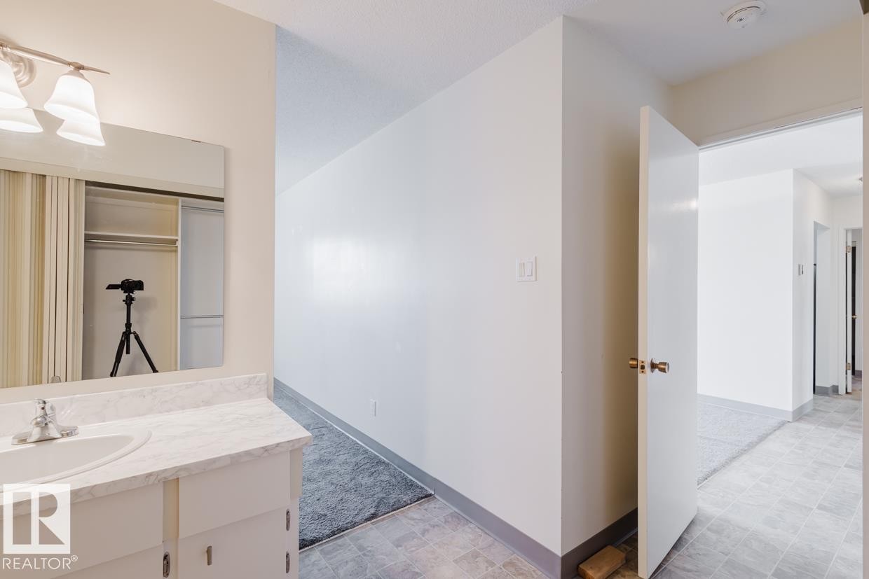 Edmonton, AB - Indoor Photo Showing Bathroom