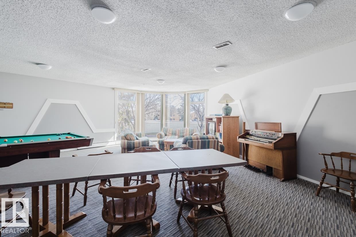 Edmonton, AB - Indoor Photo Showing Other Room