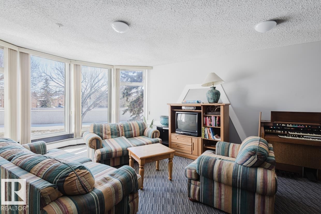 Edmonton, AB - Indoor Photo Showing Living Room