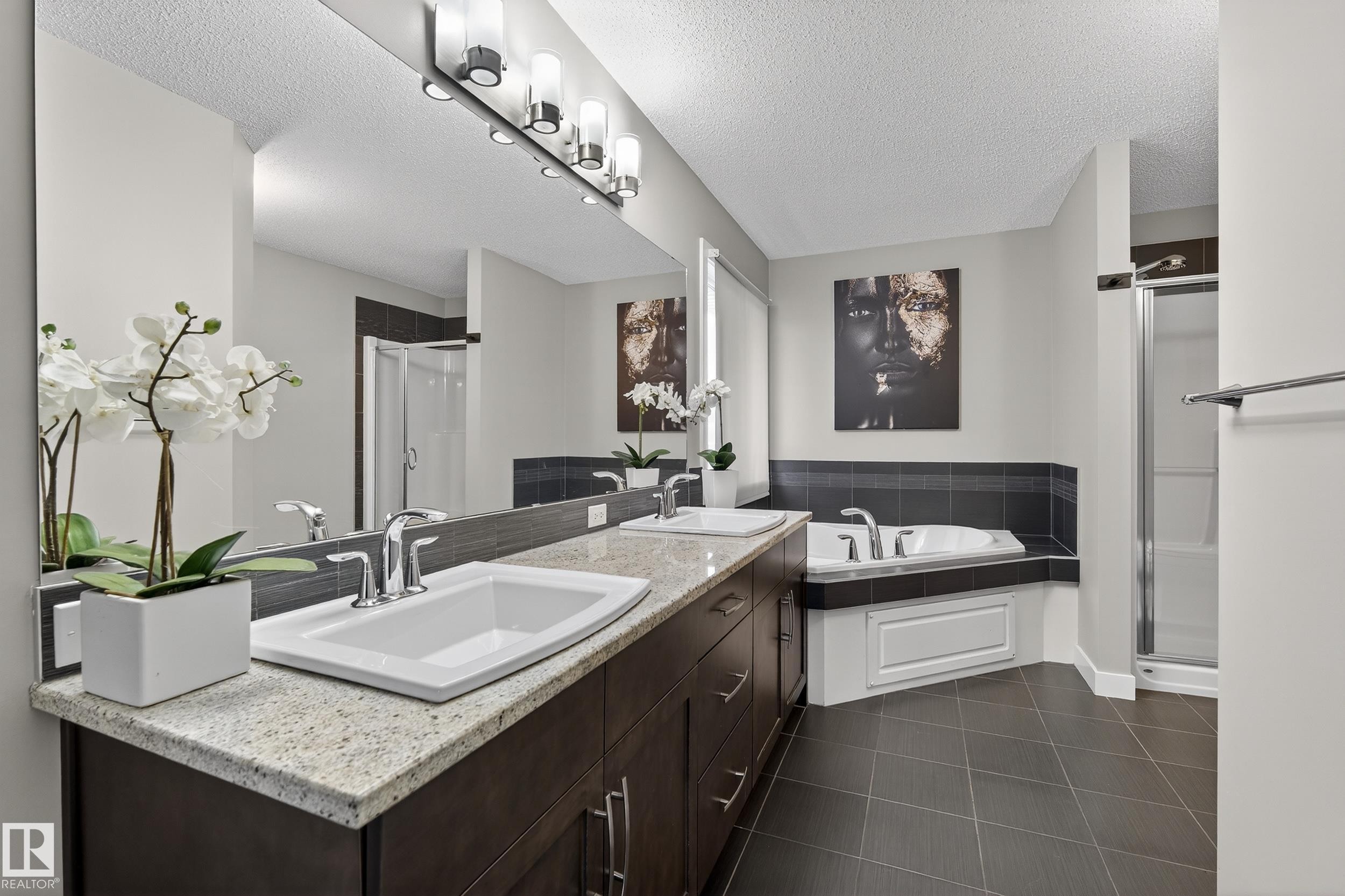 7816 18 Avenue, Edmonton, AB - Indoor Photo Showing Bathroom