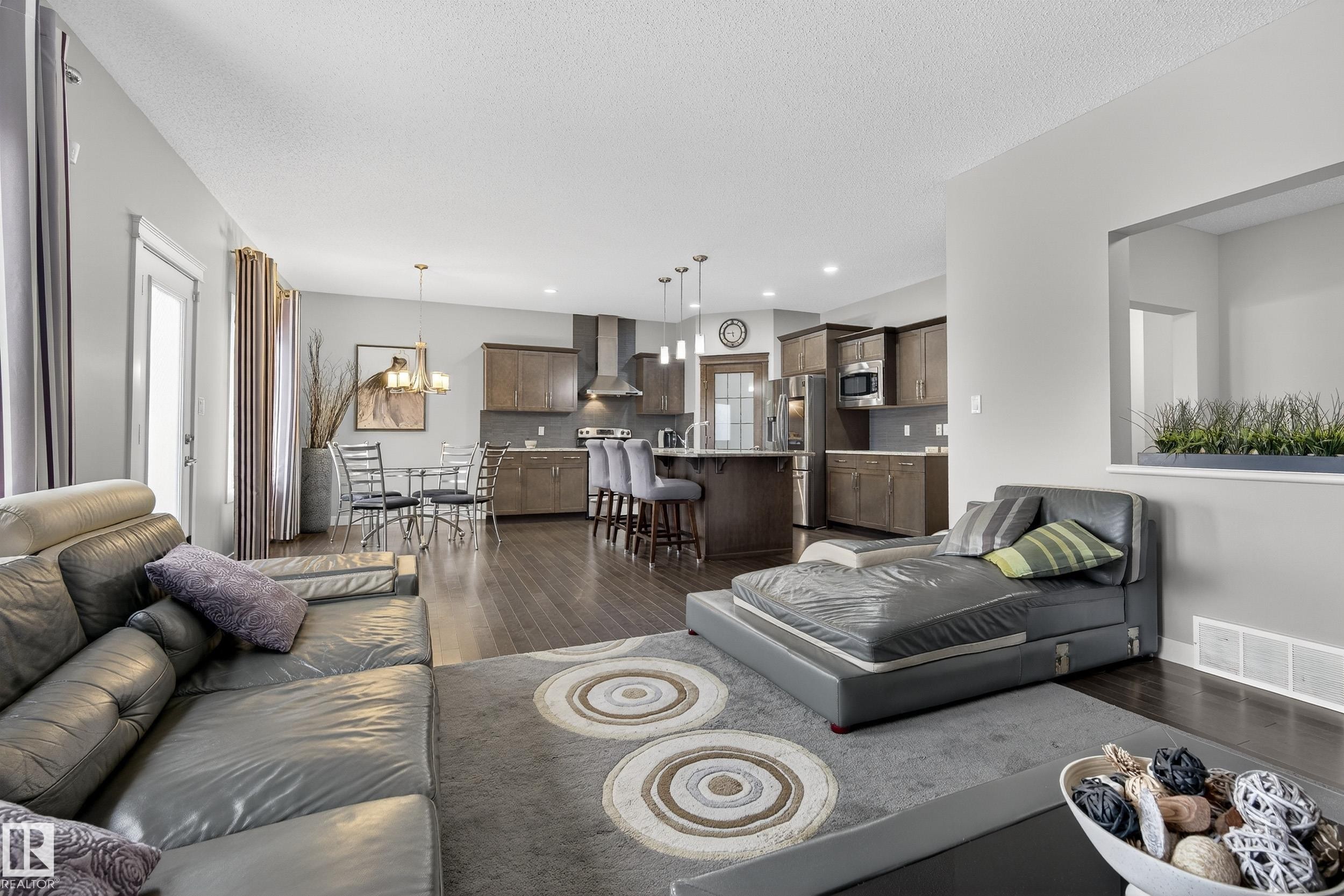7816 18 Avenue, Edmonton, AB - Indoor Photo Showing Living Room