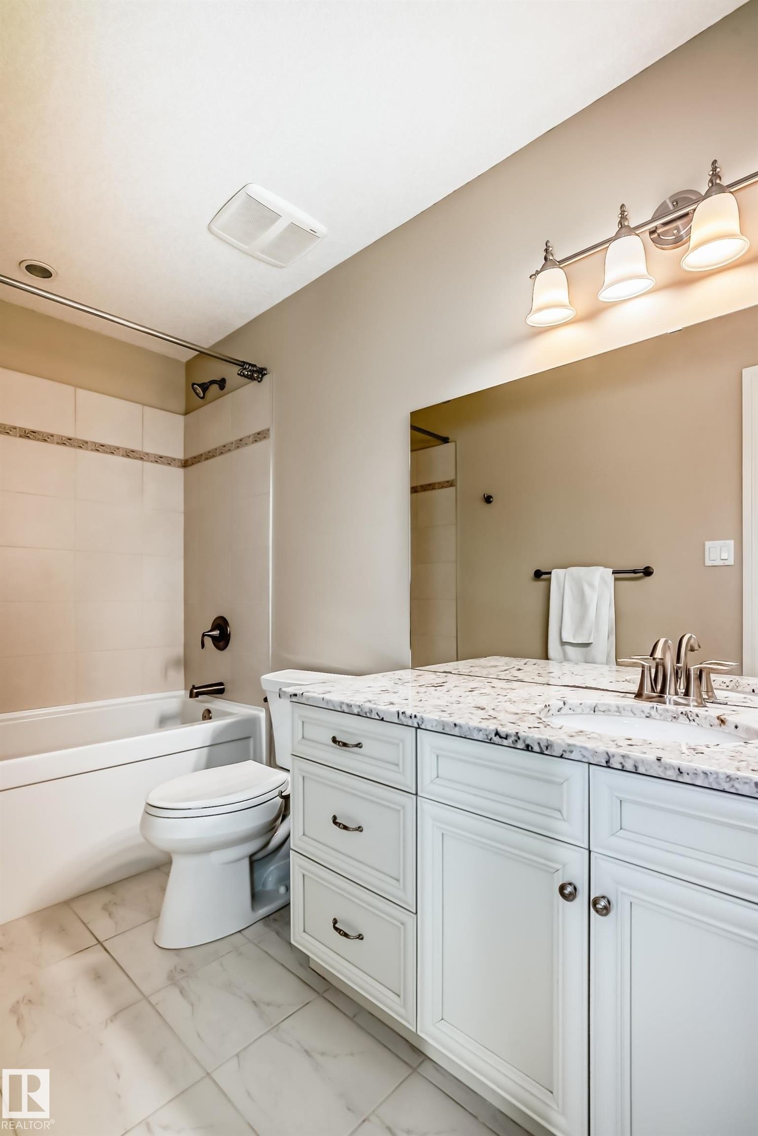 631 Howatt Drive, Edmonton, AB - Indoor Photo Showing Bathroom