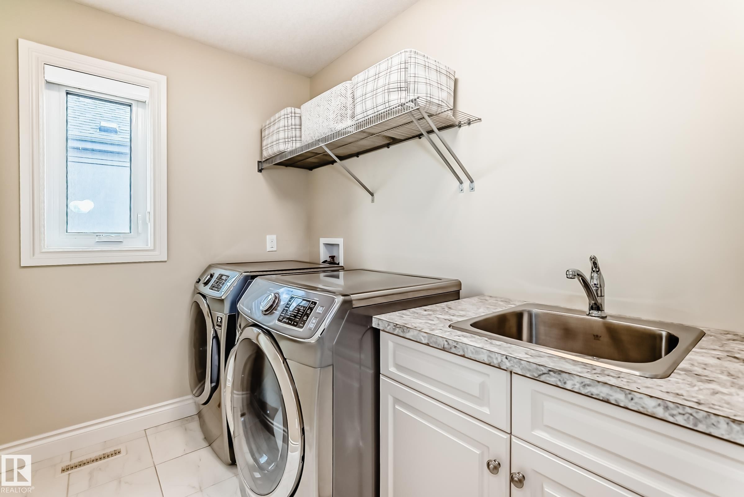 631 Howatt Drive, Edmonton, AB - Indoor Photo Showing Laundry Room