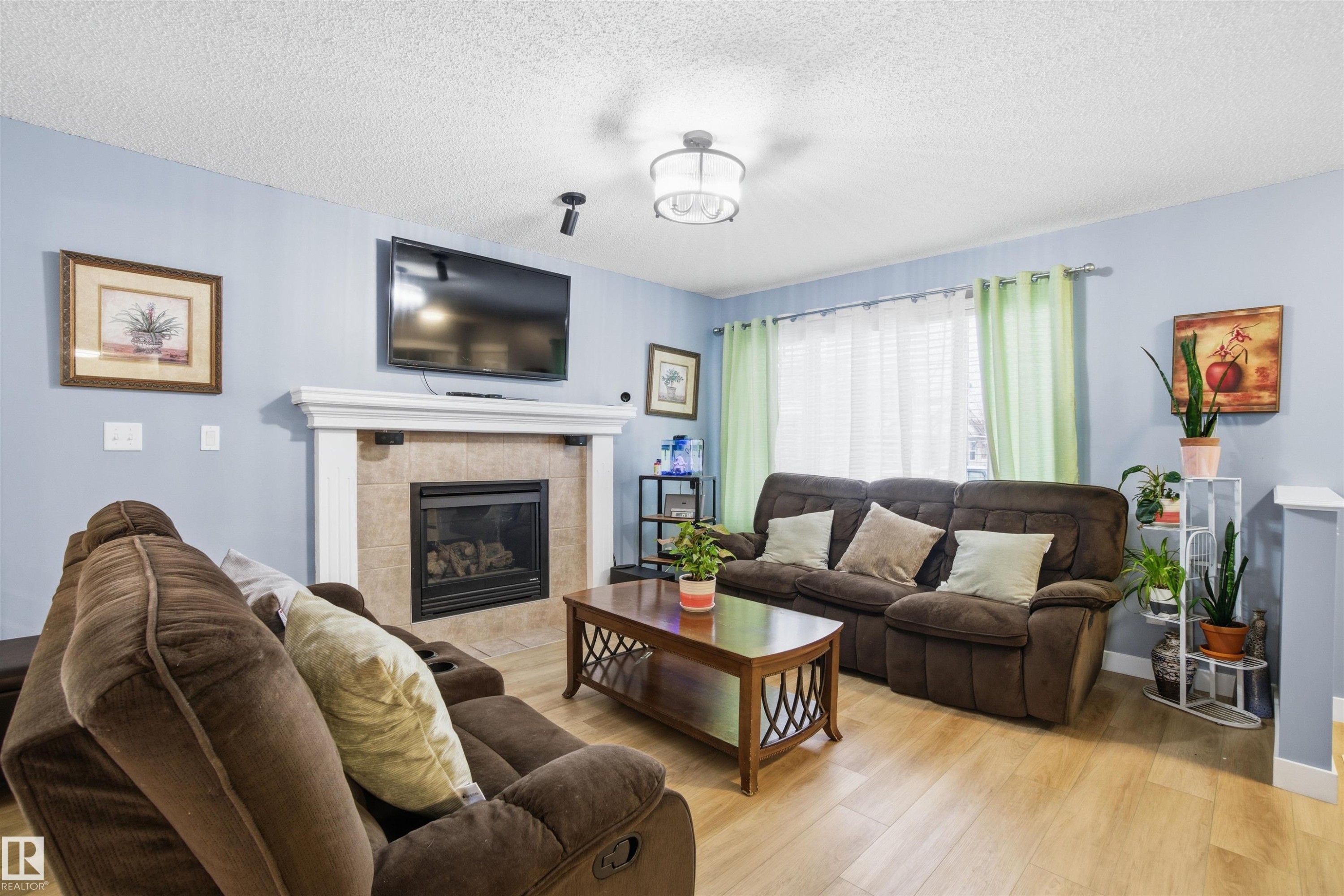 5515 Stevens Crescent, Edmonton, AB - Indoor Photo Showing Living Room With Fireplace