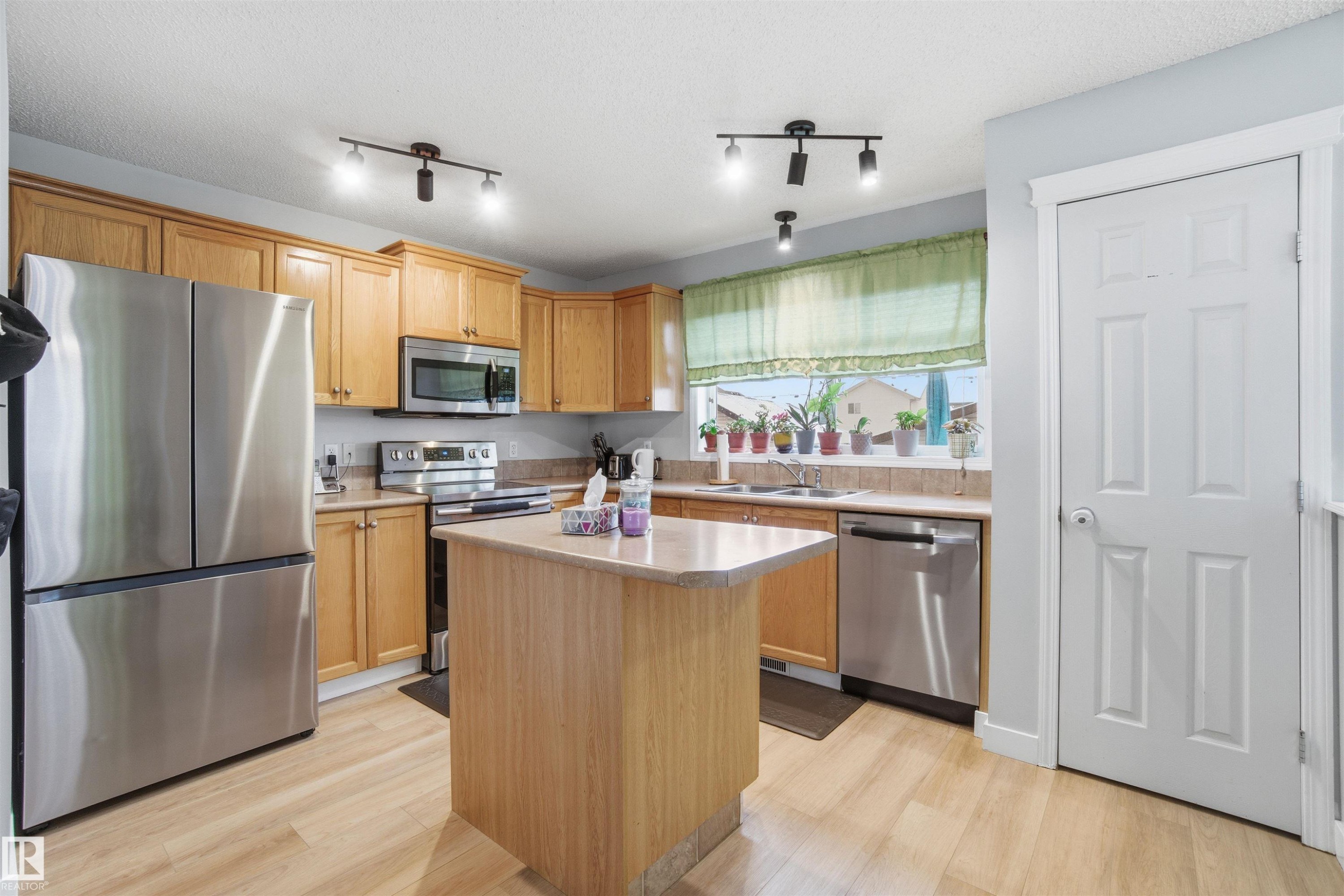 5515 Stevens Crescent, Edmonton, AB - Indoor Photo Showing Kitchen With Double Sink