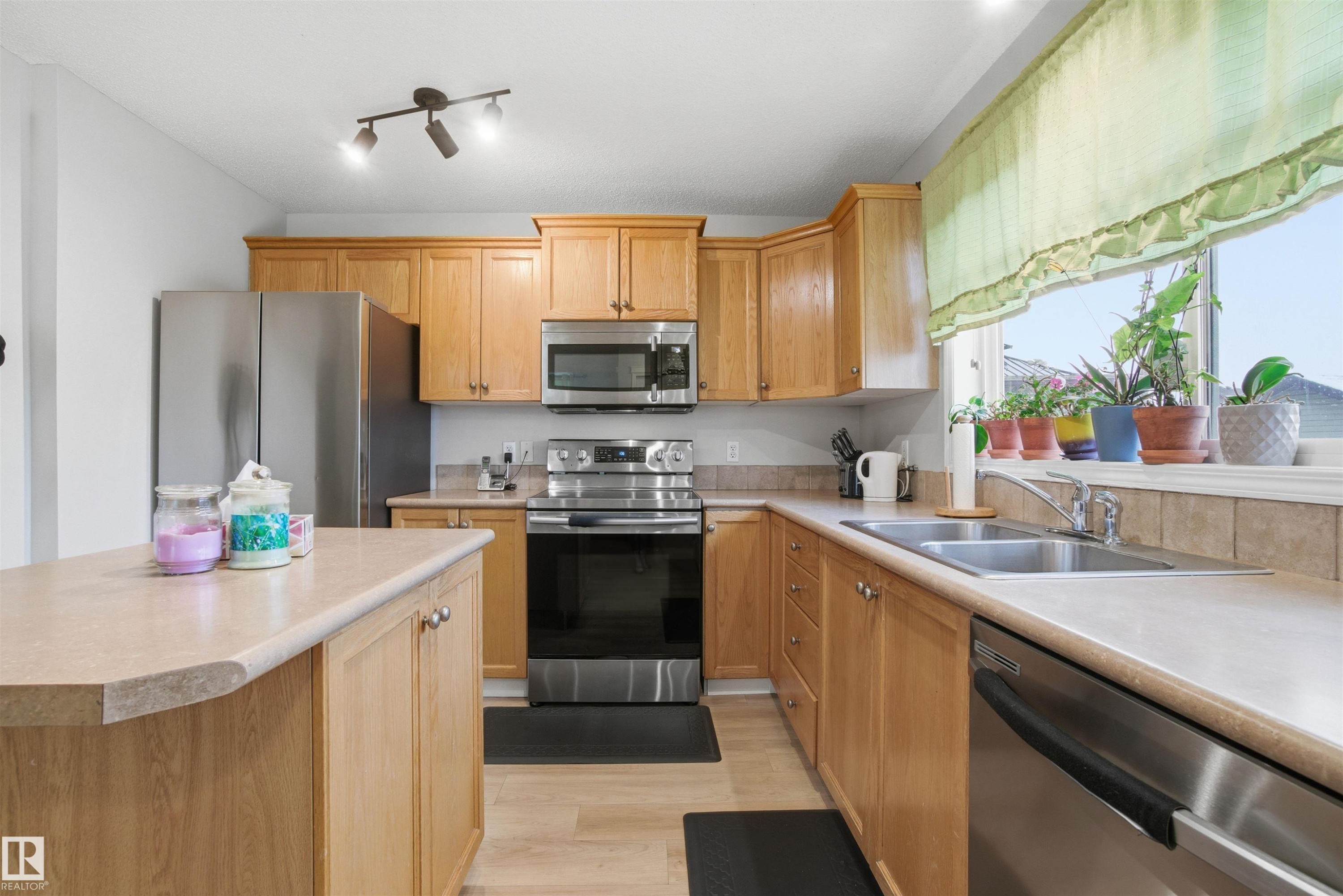 5515 Stevens Crescent, Edmonton, AB - Indoor Photo Showing Kitchen With Double Sink
