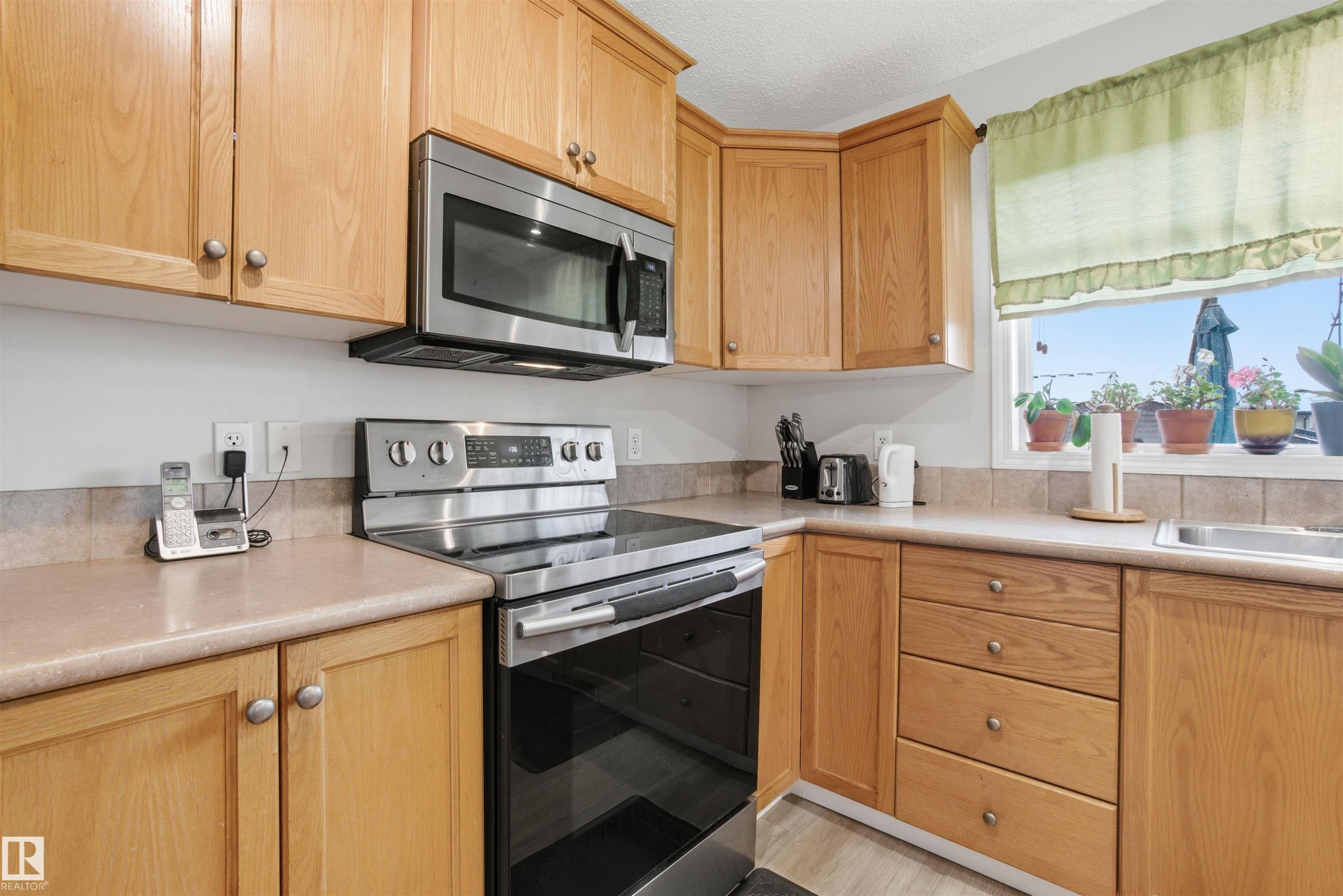 5515 Stevens Crescent, Edmonton, AB - Indoor Photo Showing Kitchen