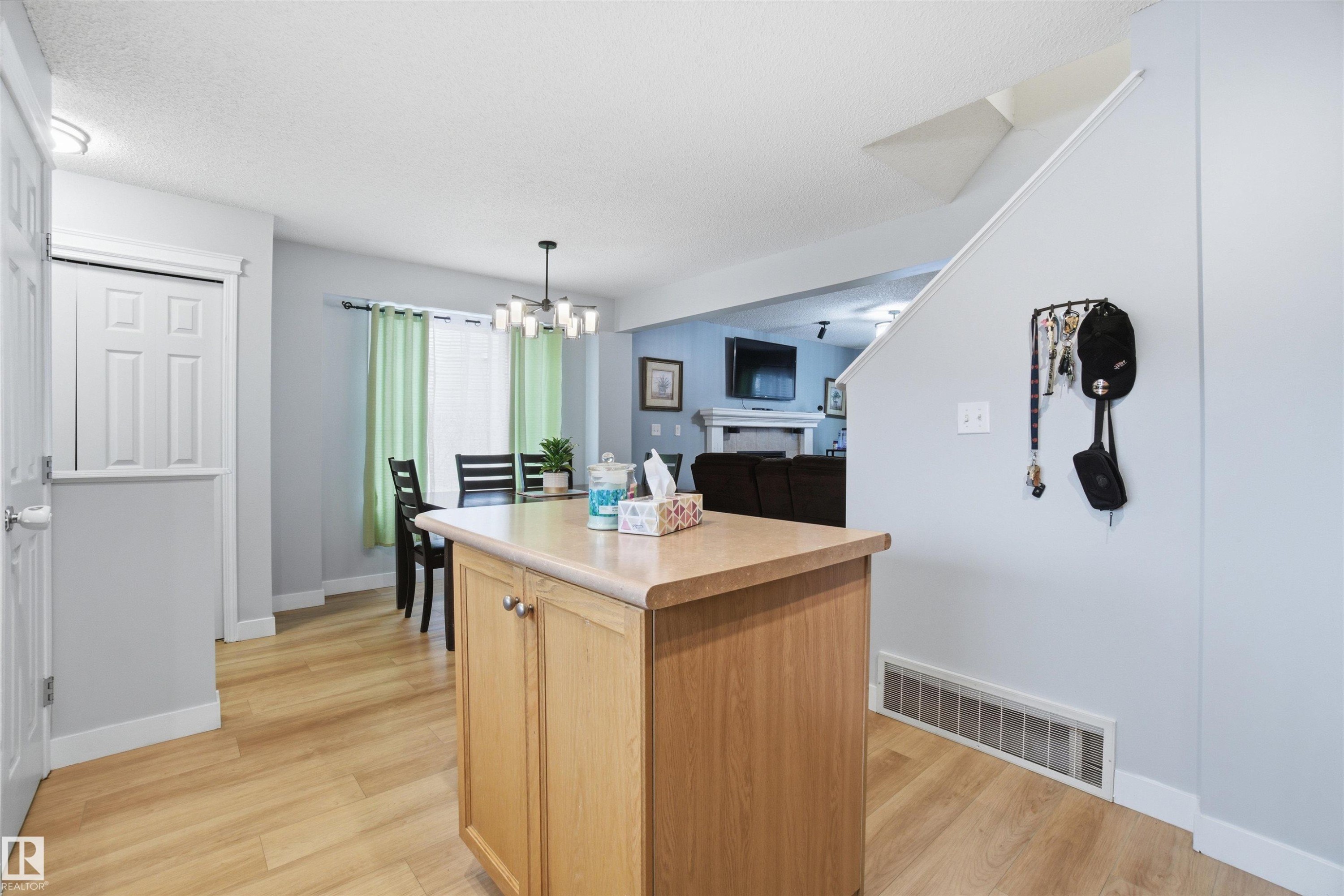5515 Stevens Crescent, Edmonton, AB - Indoor Photo Showing Kitchen