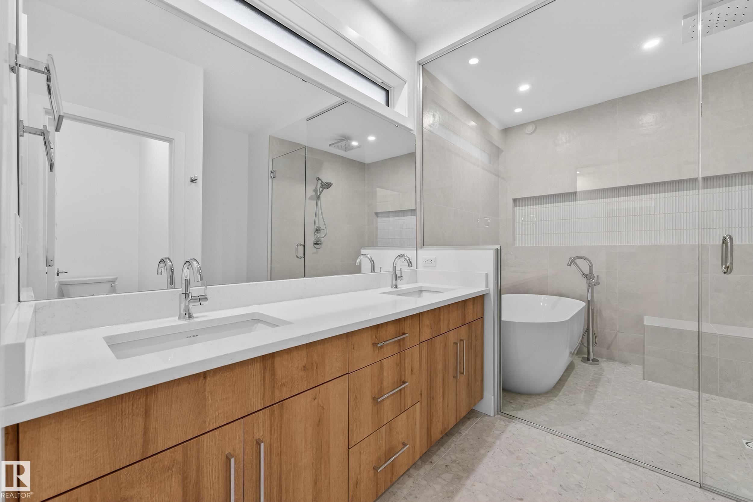 7093 Kiviaq Crescent, Edmonton, AB - Indoor Photo Showing Bathroom