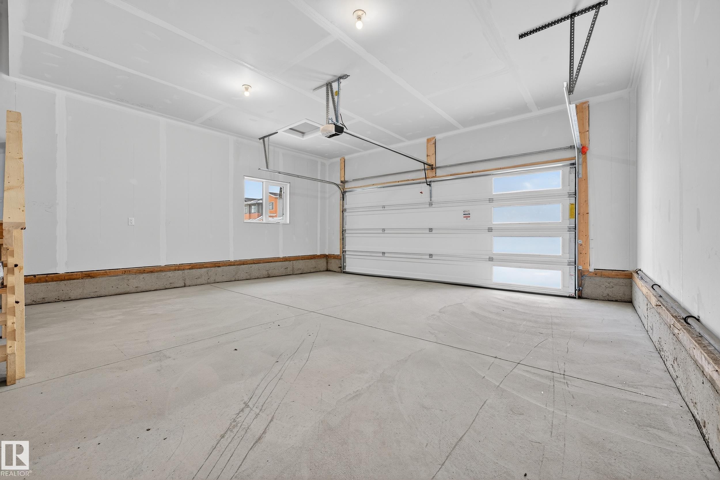 7093 Kiviaq Crescent, Edmonton, AB - Indoor Photo Showing Garage