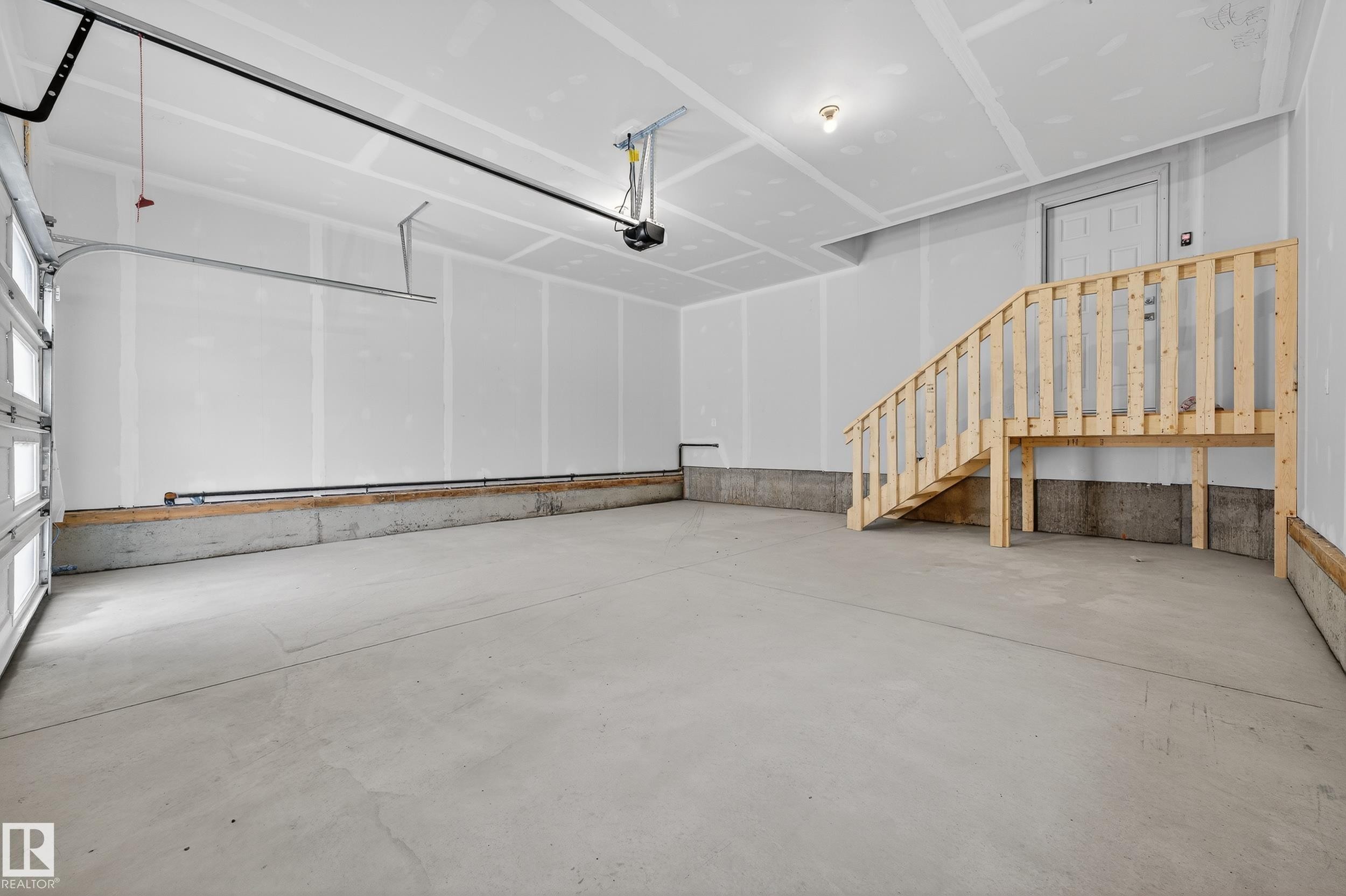 7093 Kiviaq Crescent, Edmonton, AB - Indoor Photo Showing Garage