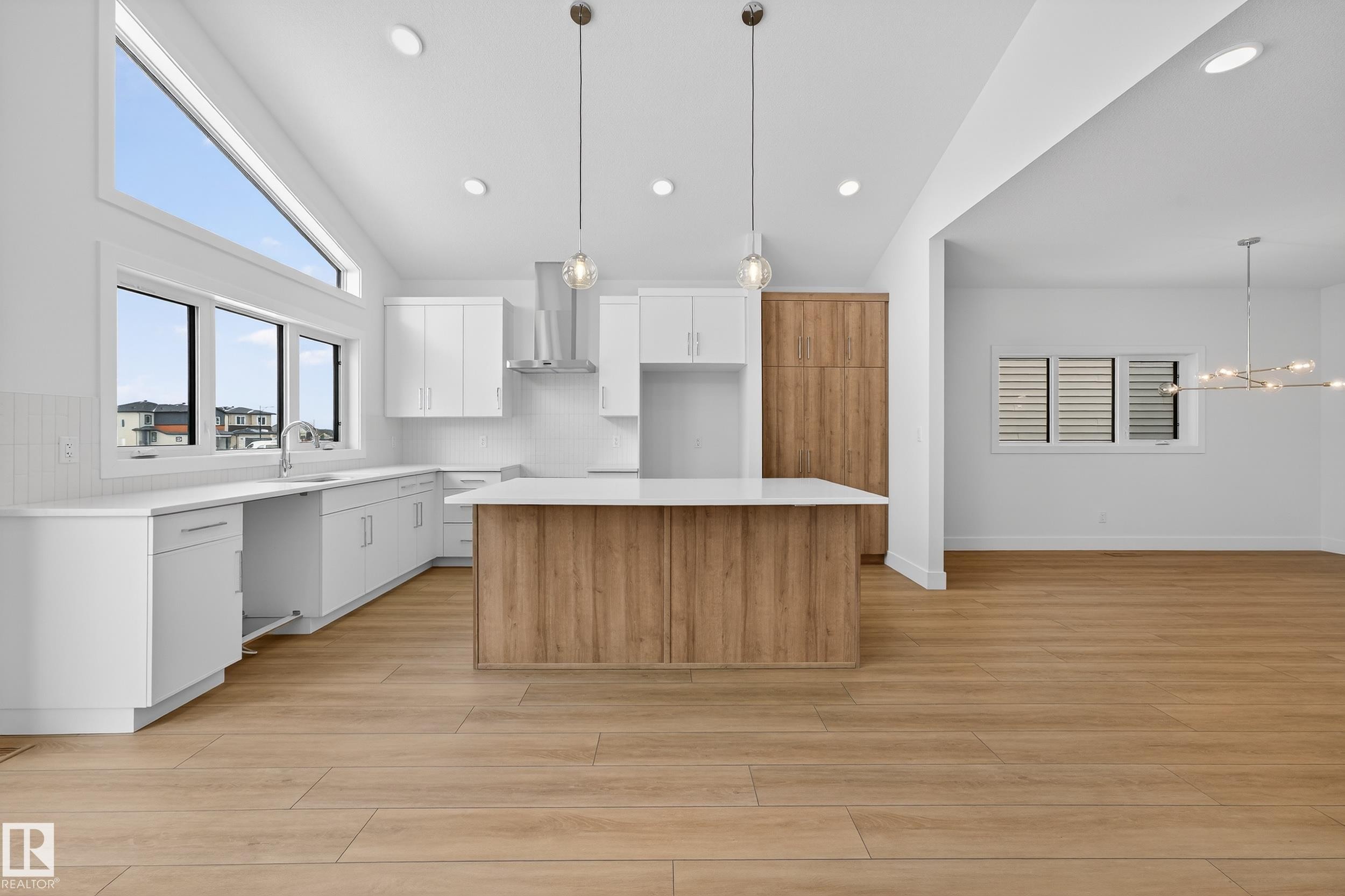 7093 Kiviaq Crescent, Edmonton, AB - Indoor Photo Showing Kitchen With Upgraded Kitchen