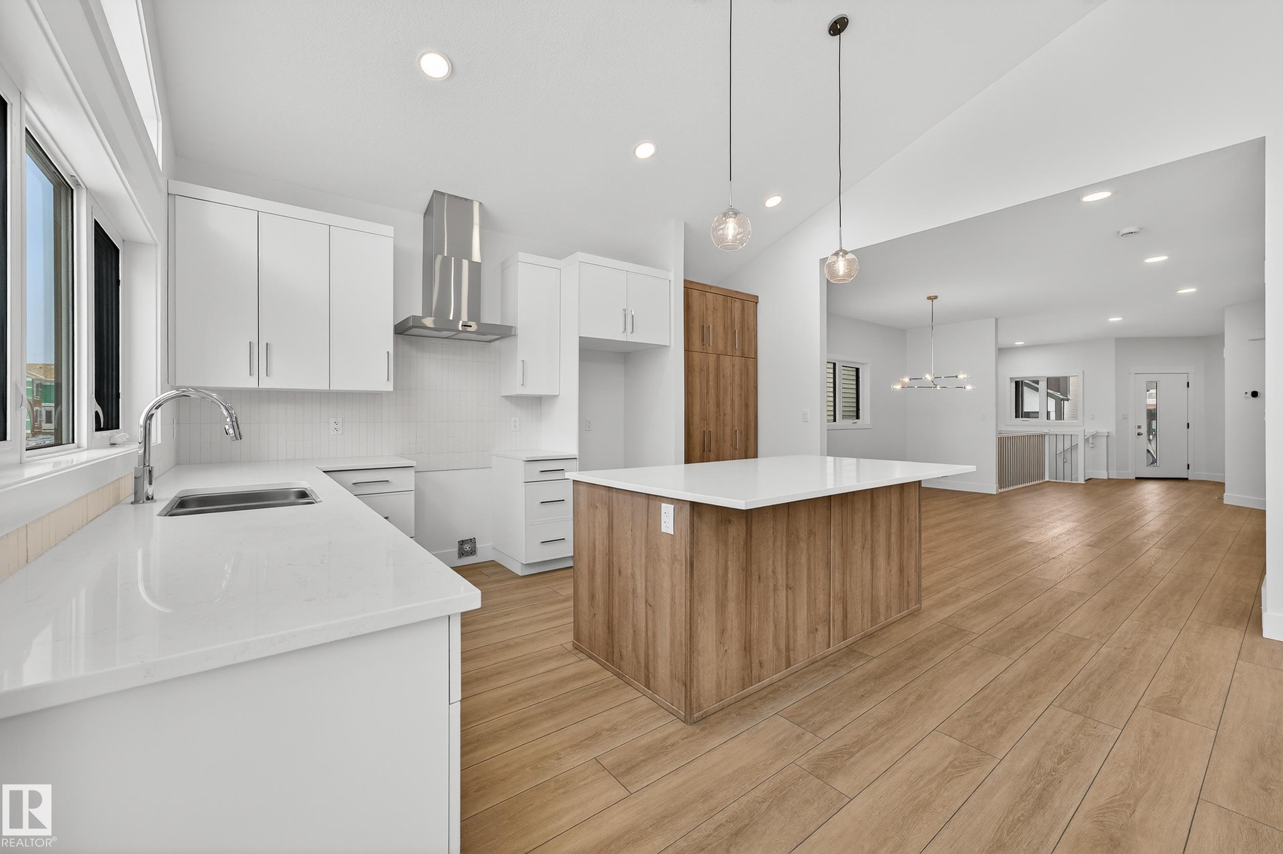 7093 Kiviaq Crescent, Edmonton, AB - Indoor Photo Showing Kitchen With Double Sink With Upgraded Kitchen