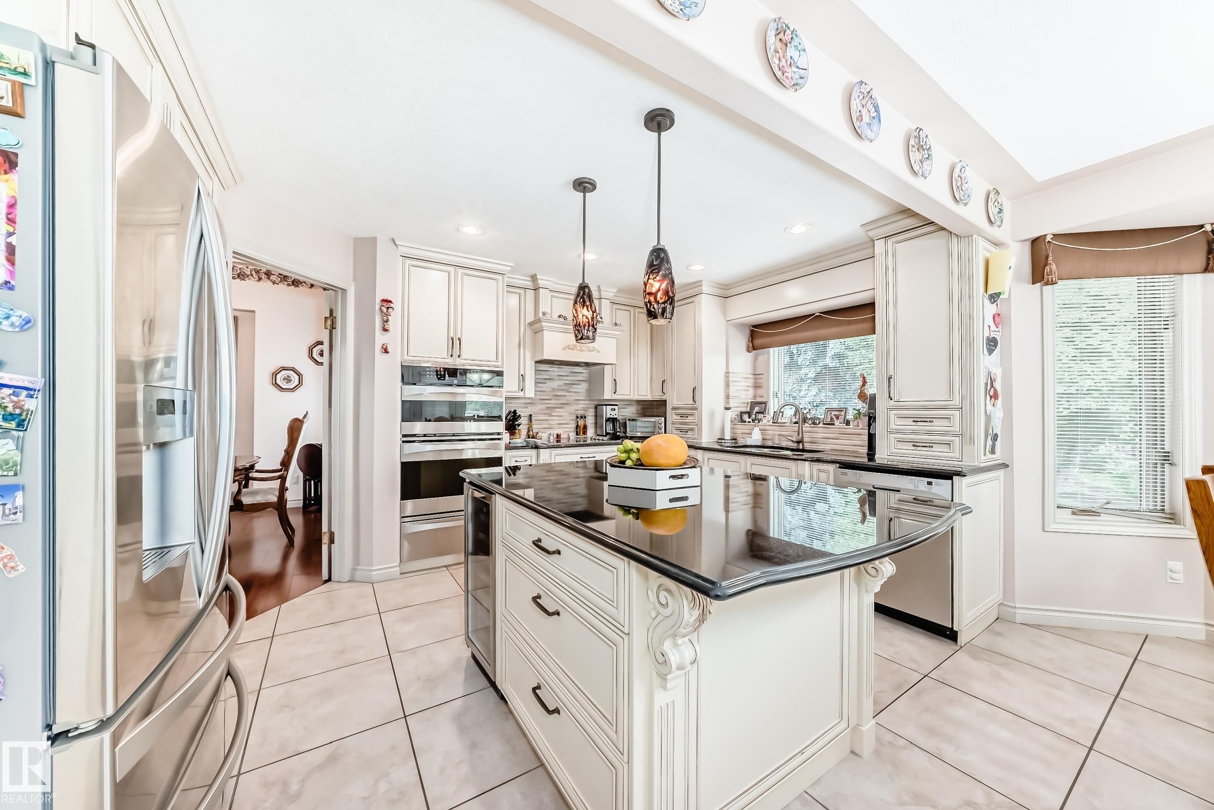 17416 53 Avenue, Edmonton, AB - Indoor Photo Showing Kitchen With Upgraded Kitchen