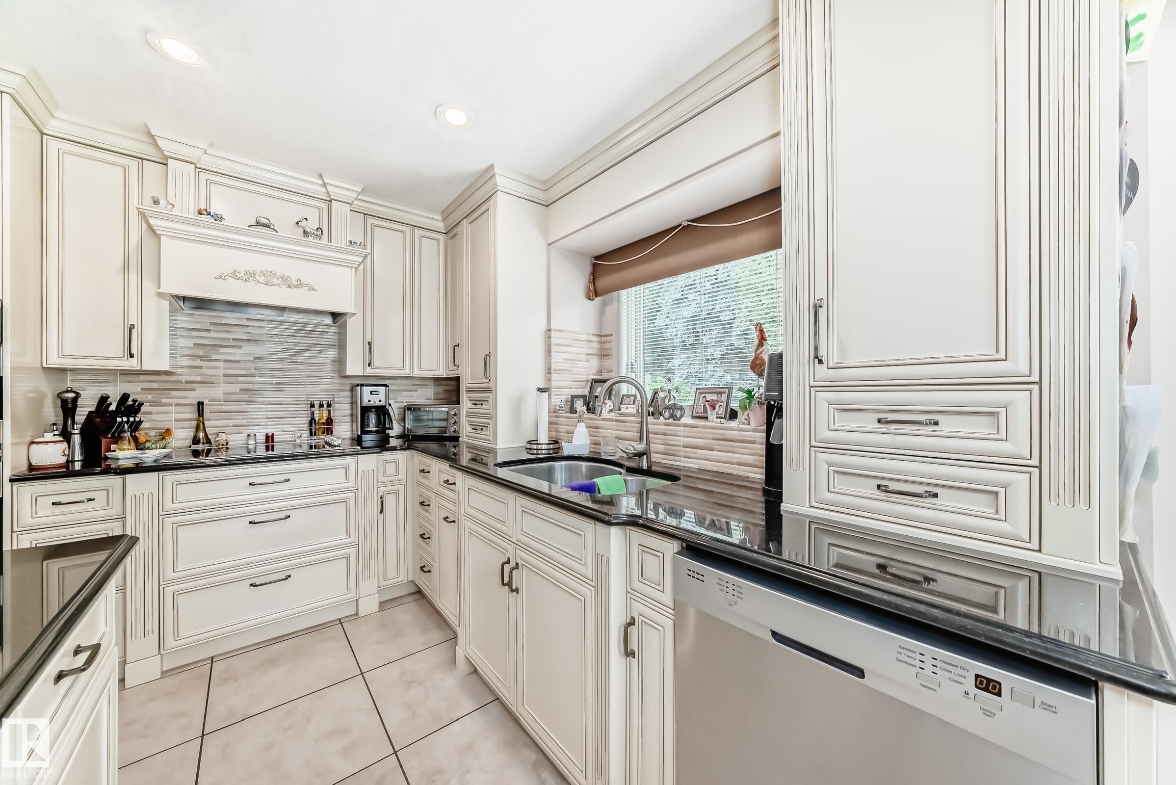 17416 53 Avenue, Edmonton, AB - Indoor Photo Showing Kitchen With Double Sink With Upgraded Kitchen