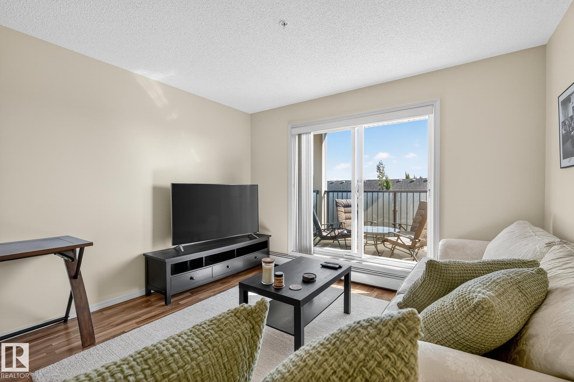 310 6070 Schonsee Way, Edmonton, AB - Indoor Photo Showing Living Room