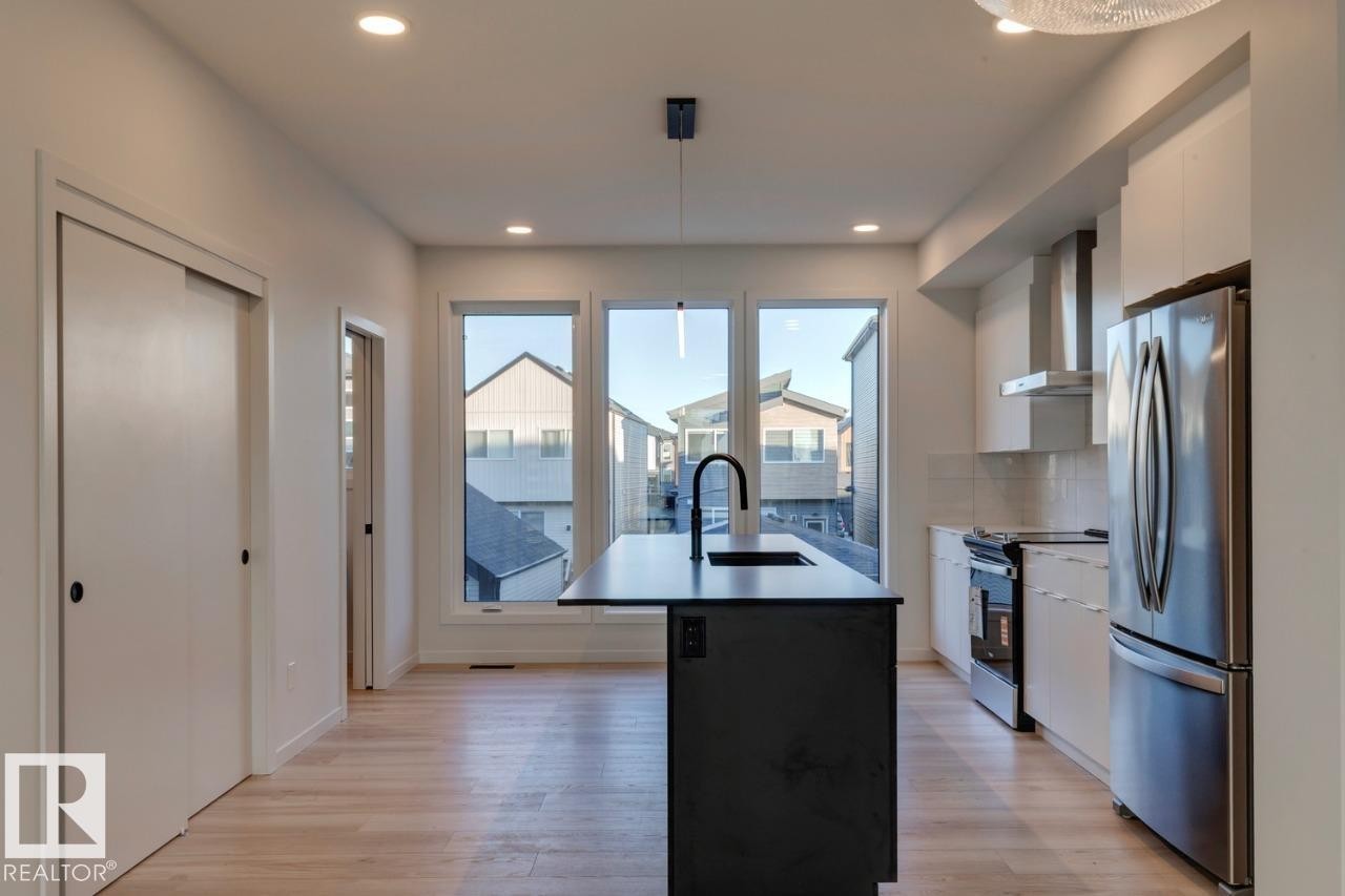 7539 Klapstein Link Link, Edmonton, AB - Indoor Photo Showing Kitchen With Upgraded Kitchen