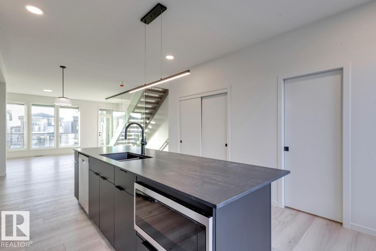 7539 Klapstein Link Link, Edmonton, AB - Indoor Photo Showing Kitchen
