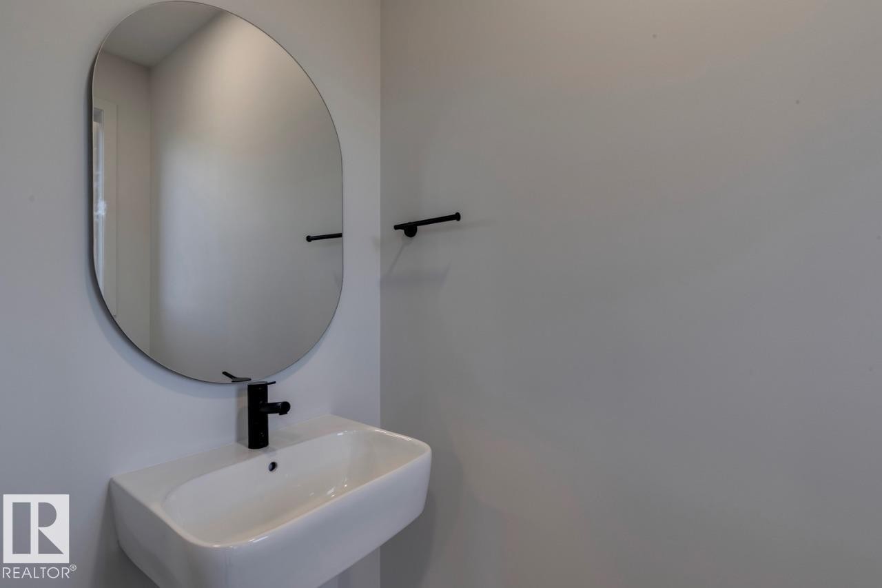 7539 Klapstein Link Link, Edmonton, AB - Indoor Photo Showing Bathroom