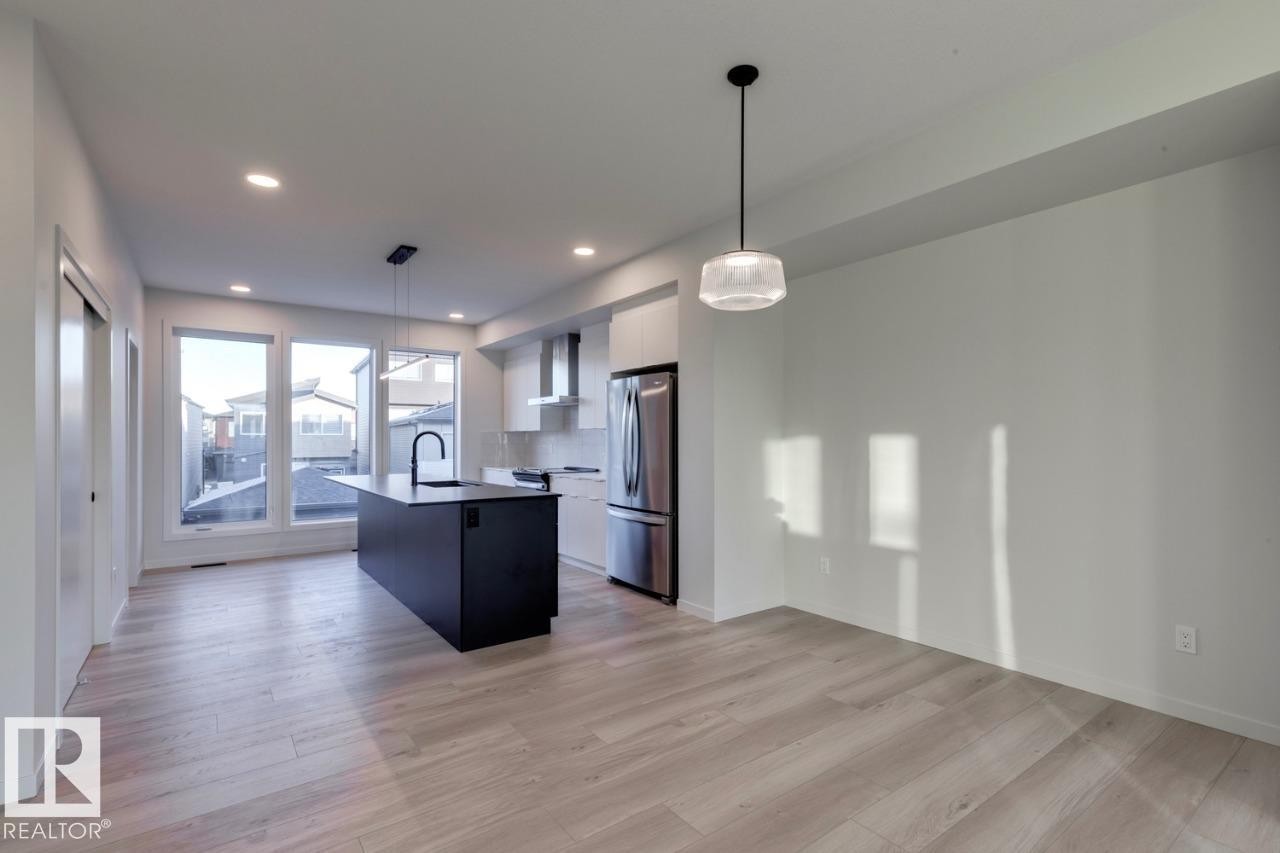 7539 Klapstein Link Link, Edmonton, AB - Indoor Photo Showing Kitchen