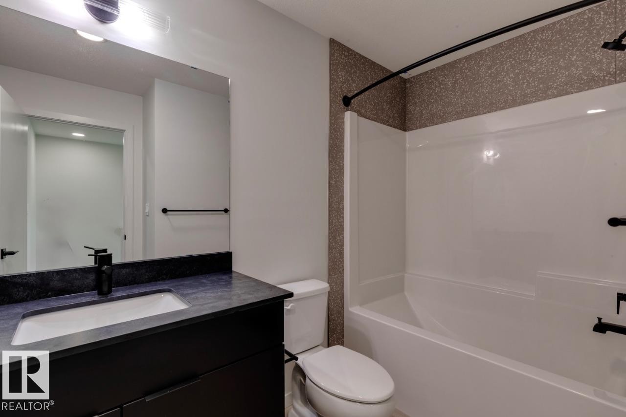 7539 Klapstein Link Link, Edmonton, AB - Indoor Photo Showing Bathroom