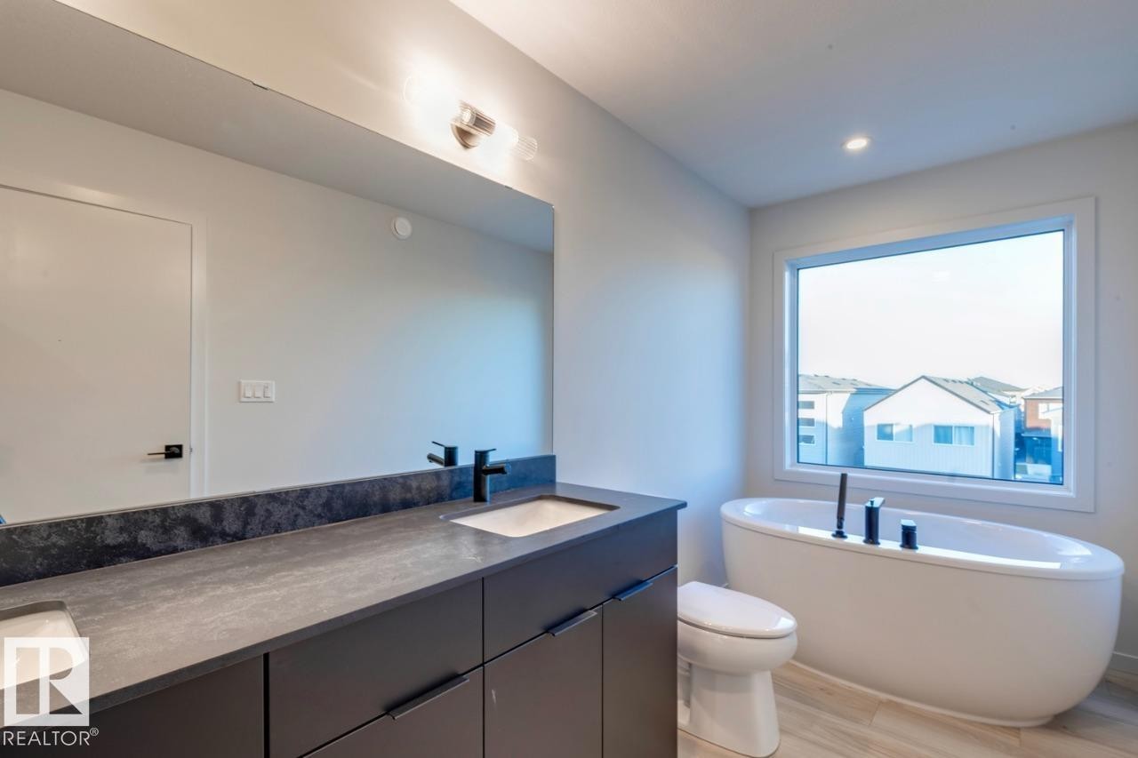 7539 Klapstein Link Link, Edmonton, AB - Indoor Photo Showing Bathroom