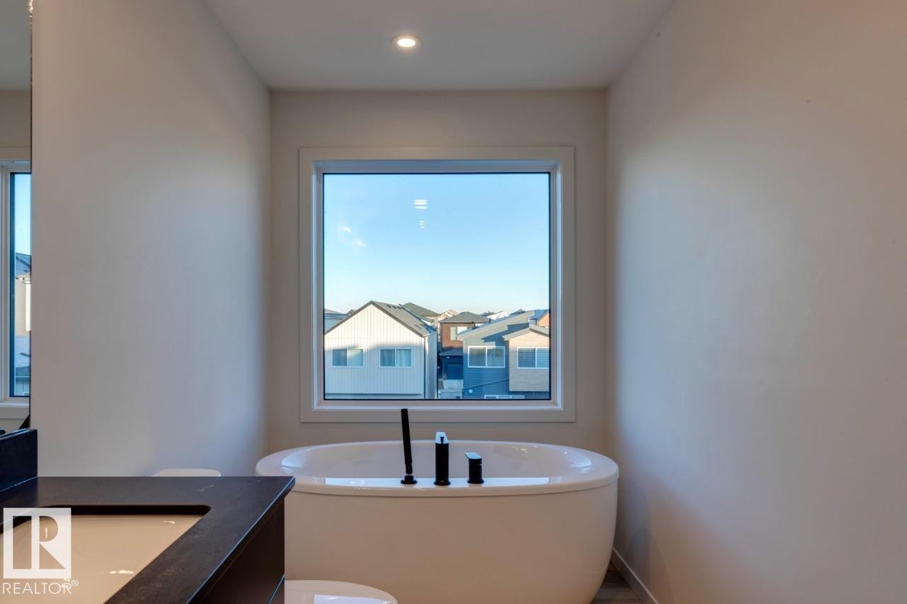 7539 Klapstein Link Link, Edmonton, AB - Indoor Photo Showing Bathroom