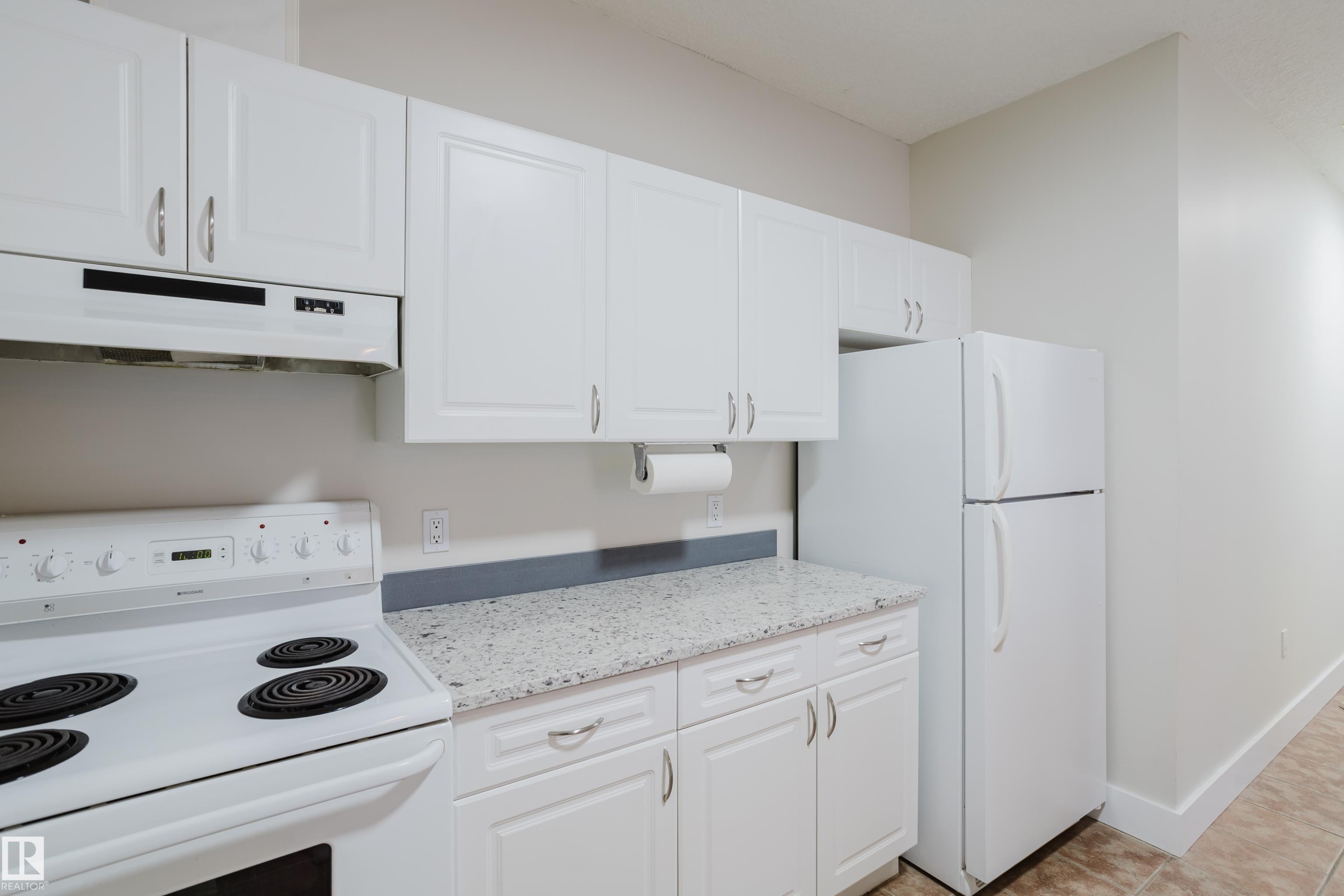 506 9919 105 Street, Edmonton, AB - Indoor Photo Showing Kitchen