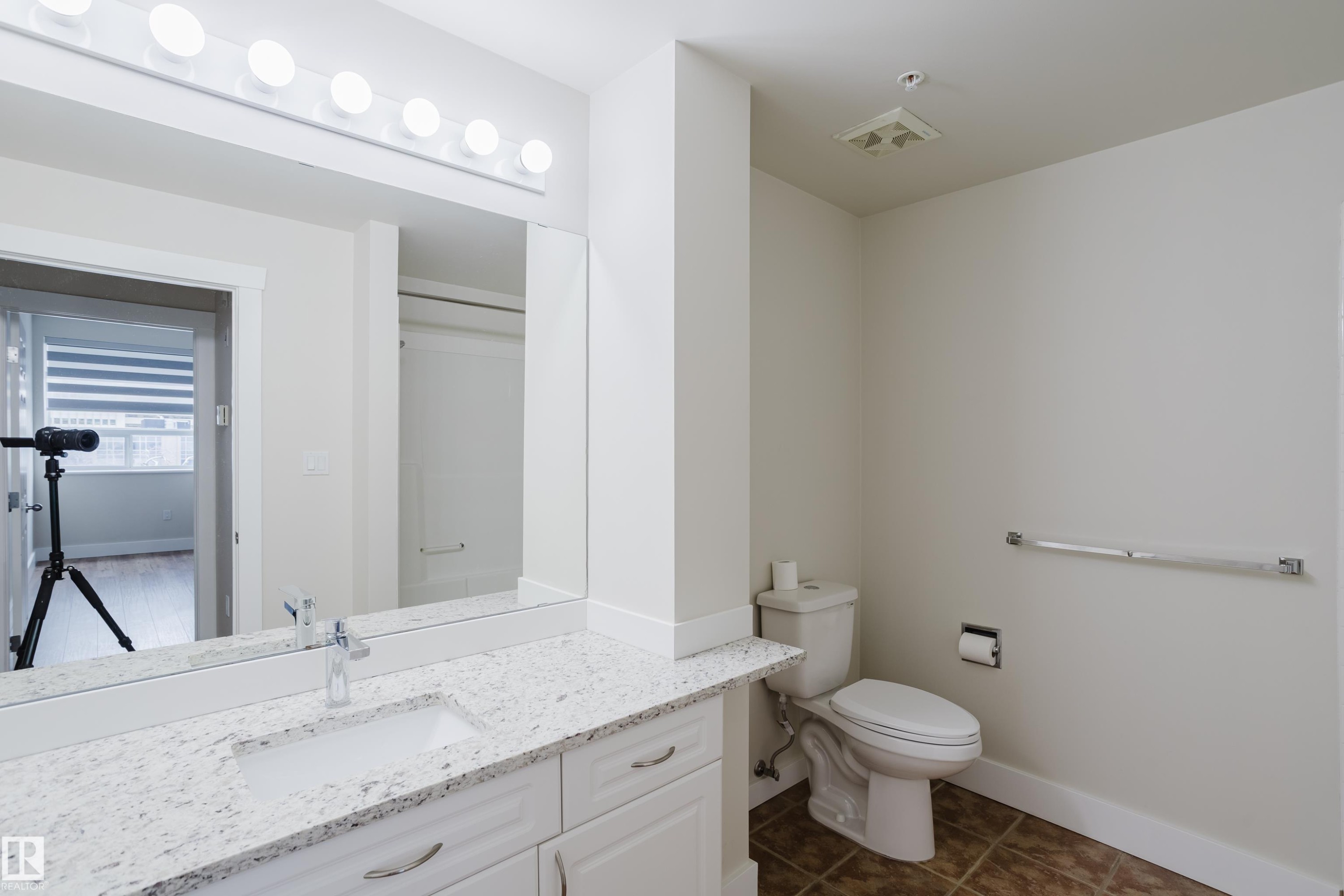 506 9919 105 Street, Edmonton, AB - Indoor Photo Showing Bathroom