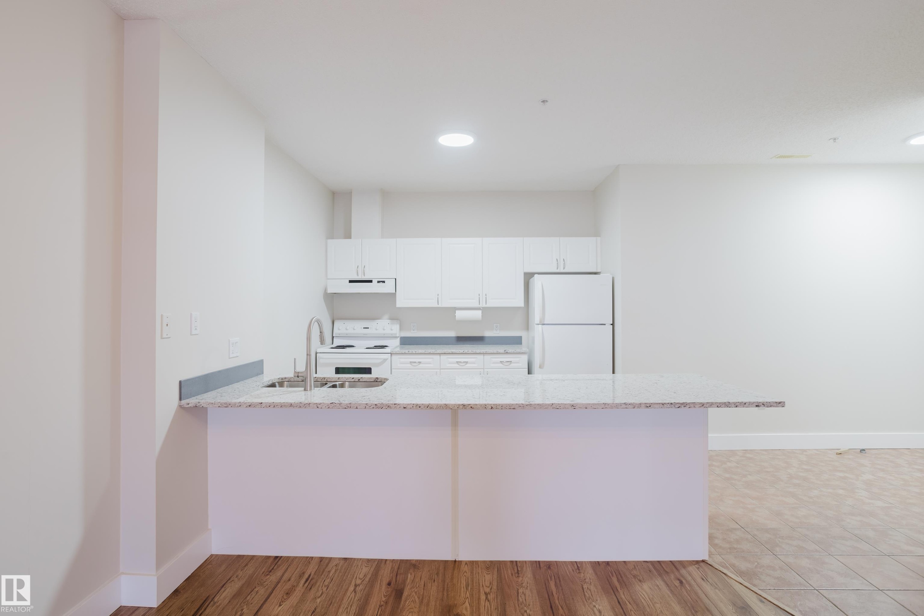 506 9919 105 Street, Edmonton, AB - Indoor Photo Showing Kitchen