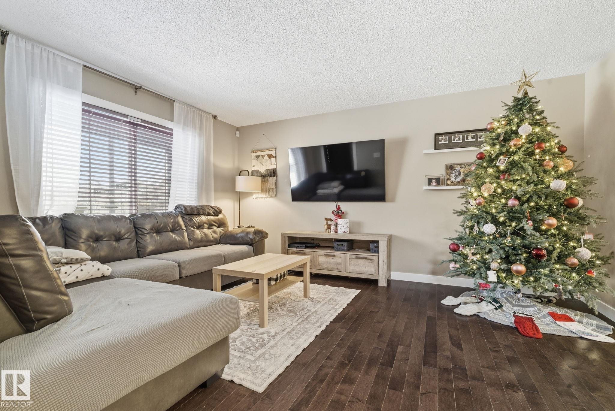 1711 56 Street Sw, Edmonton, AB - Indoor Photo Showing Living Room