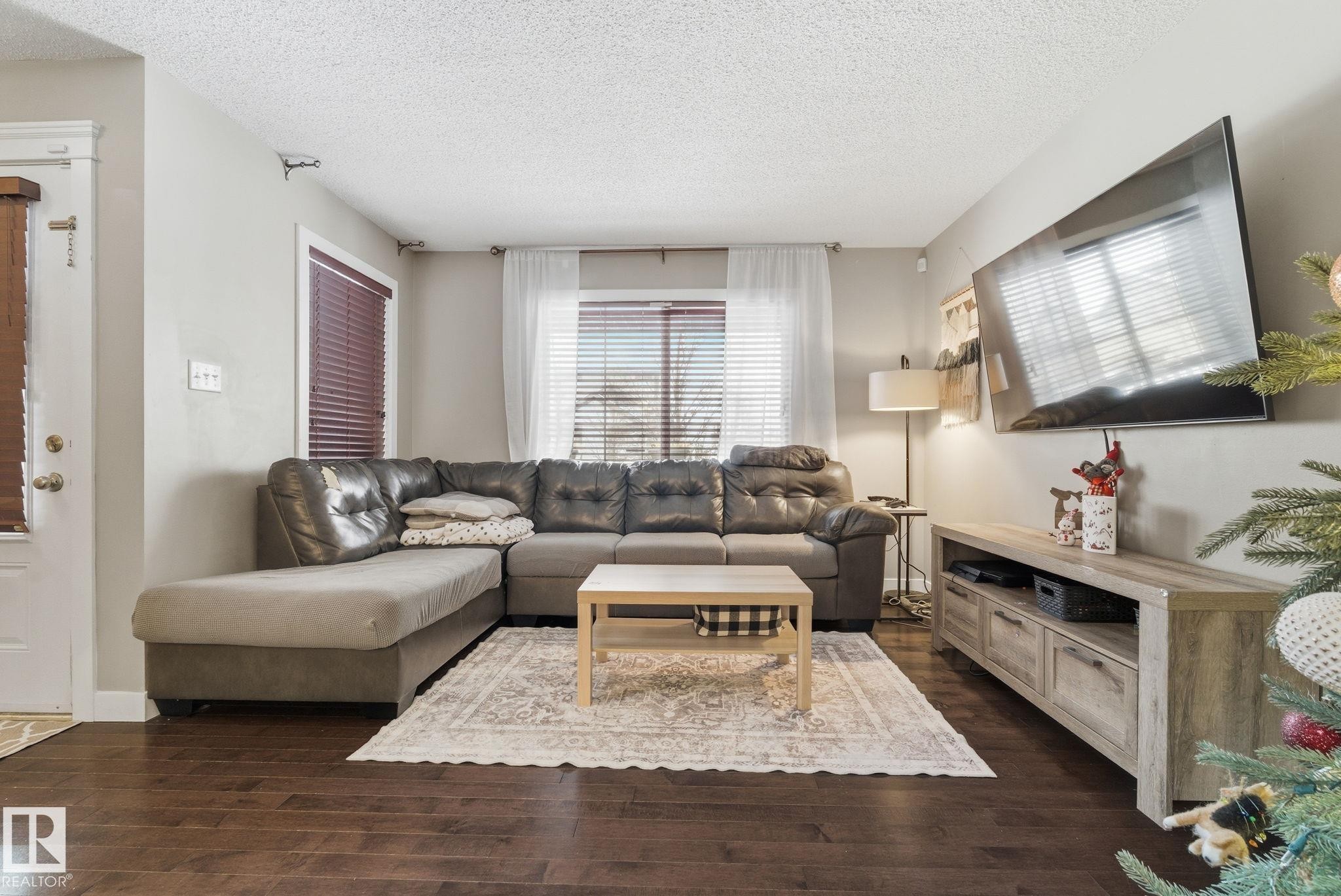 1711 56 Street Sw, Edmonton, AB - Indoor Photo Showing Living Room