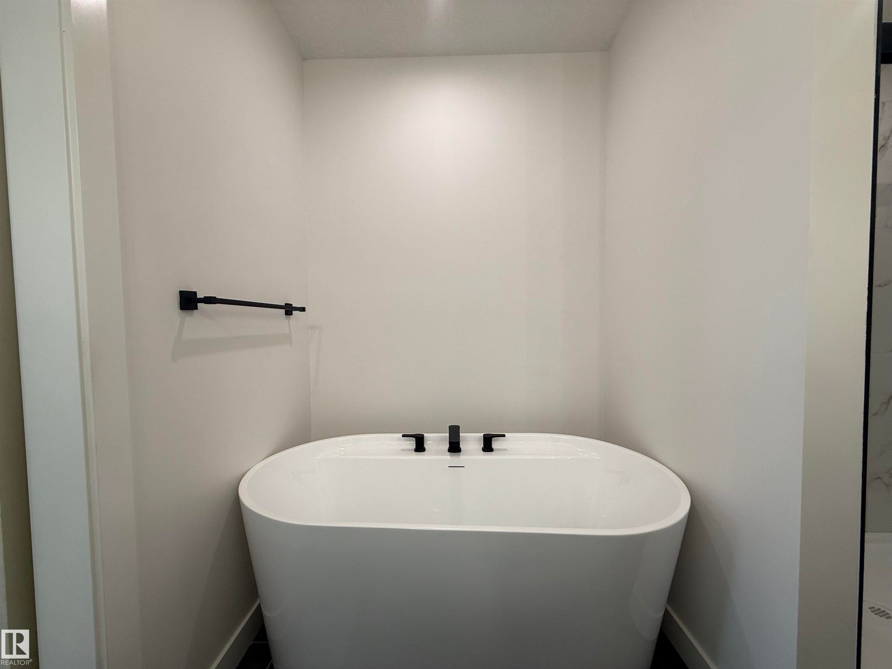 Full bathroom featuring a freestanding tub and baseboards - 3158 Magpie Way, Edmonton, AB - Indoor Photo Showing Bathroom
