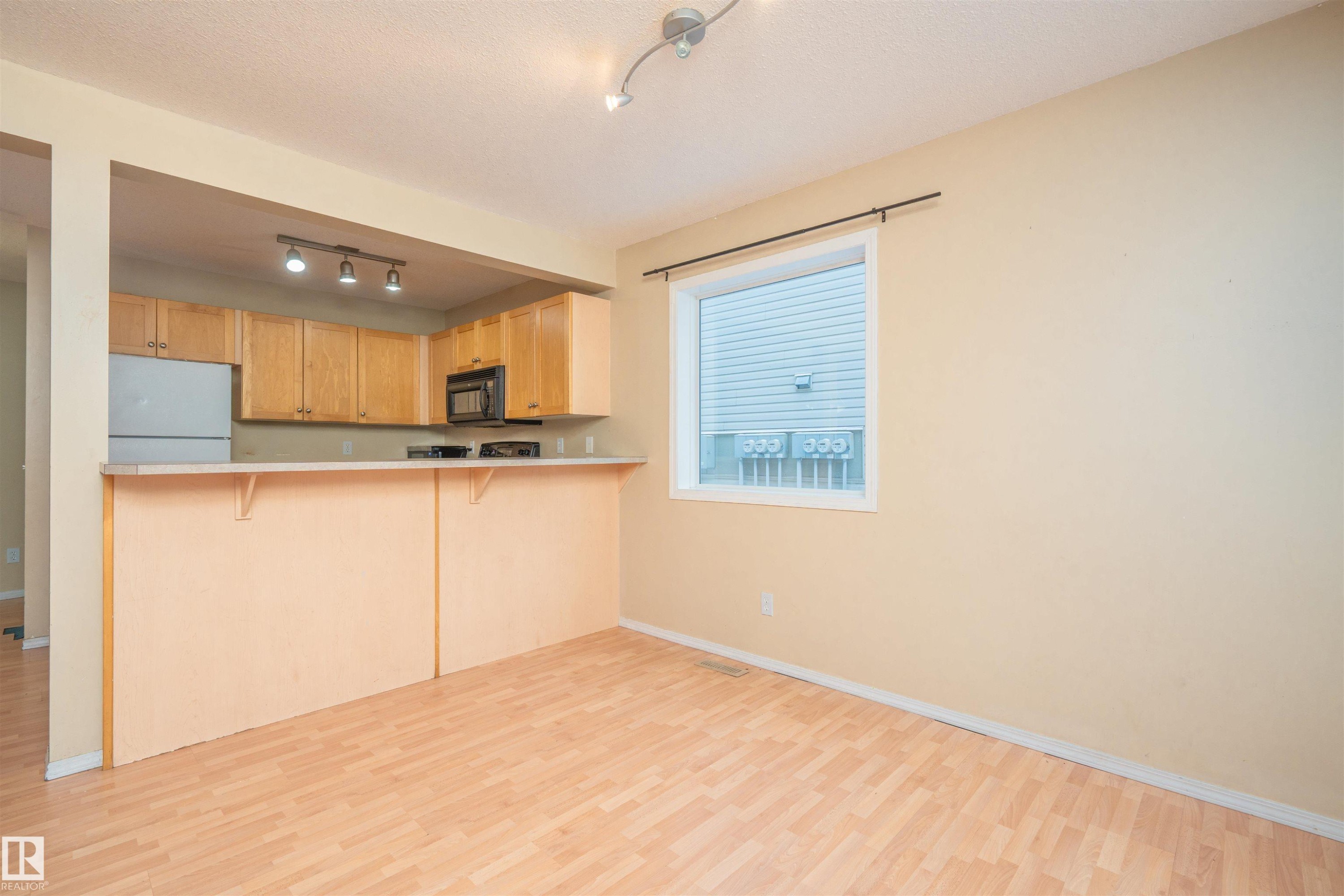 111 230 Edwards Drive, Edmonton, AB - Indoor Photo Showing Kitchen