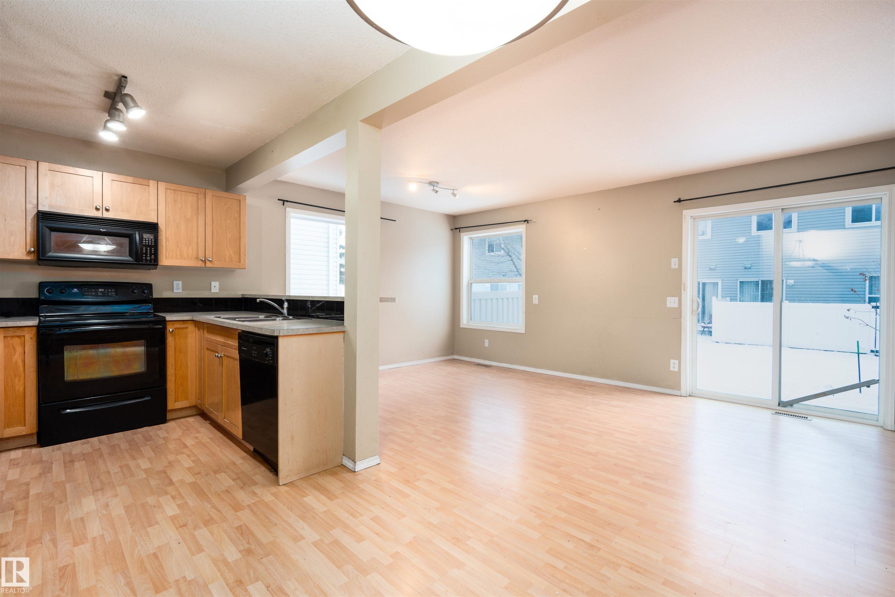 111 230 Edwards Drive, Edmonton, AB - Indoor Photo Showing Kitchen
