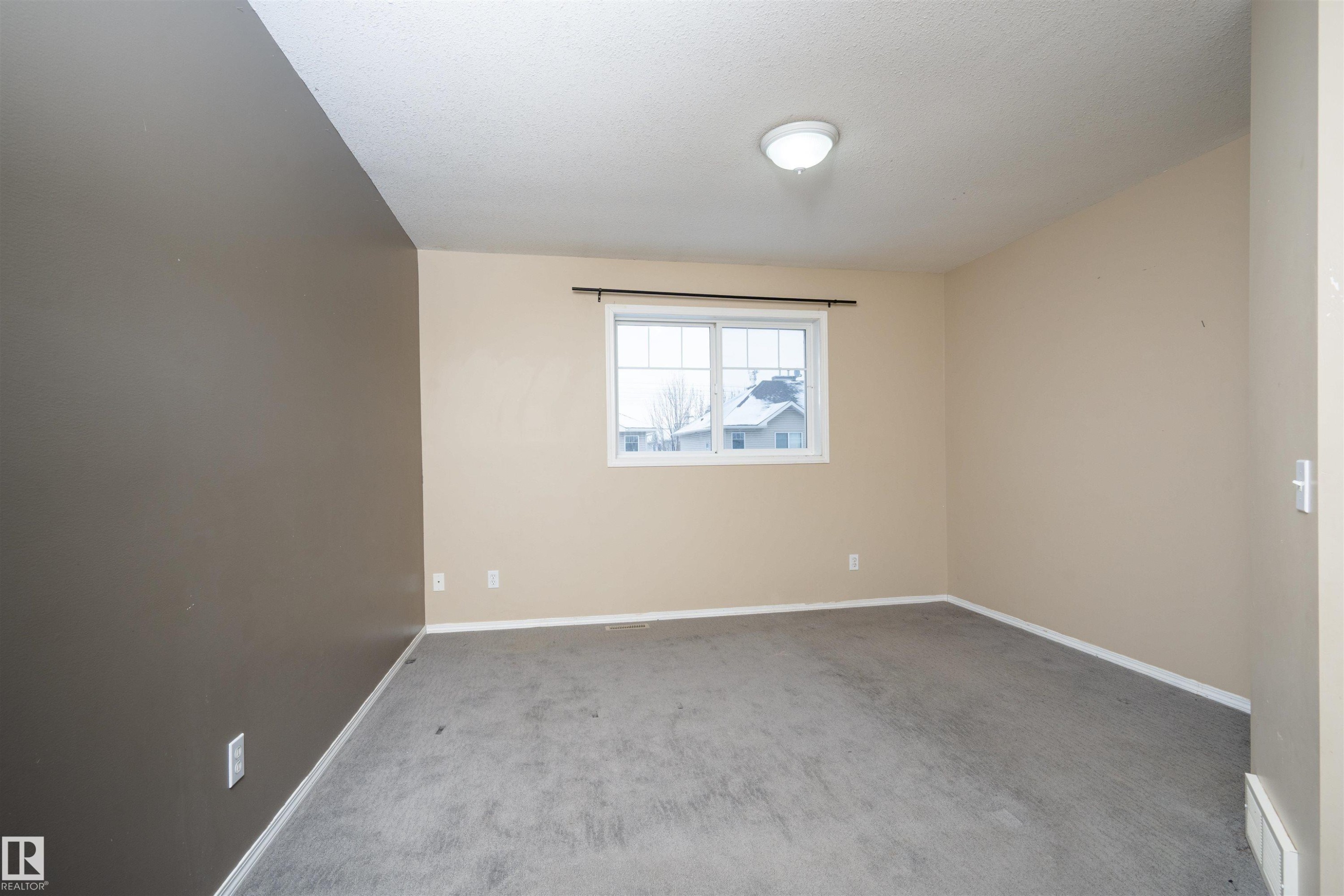 111 230 Edwards Drive, Edmonton, AB - Indoor Photo Showing Other Room
