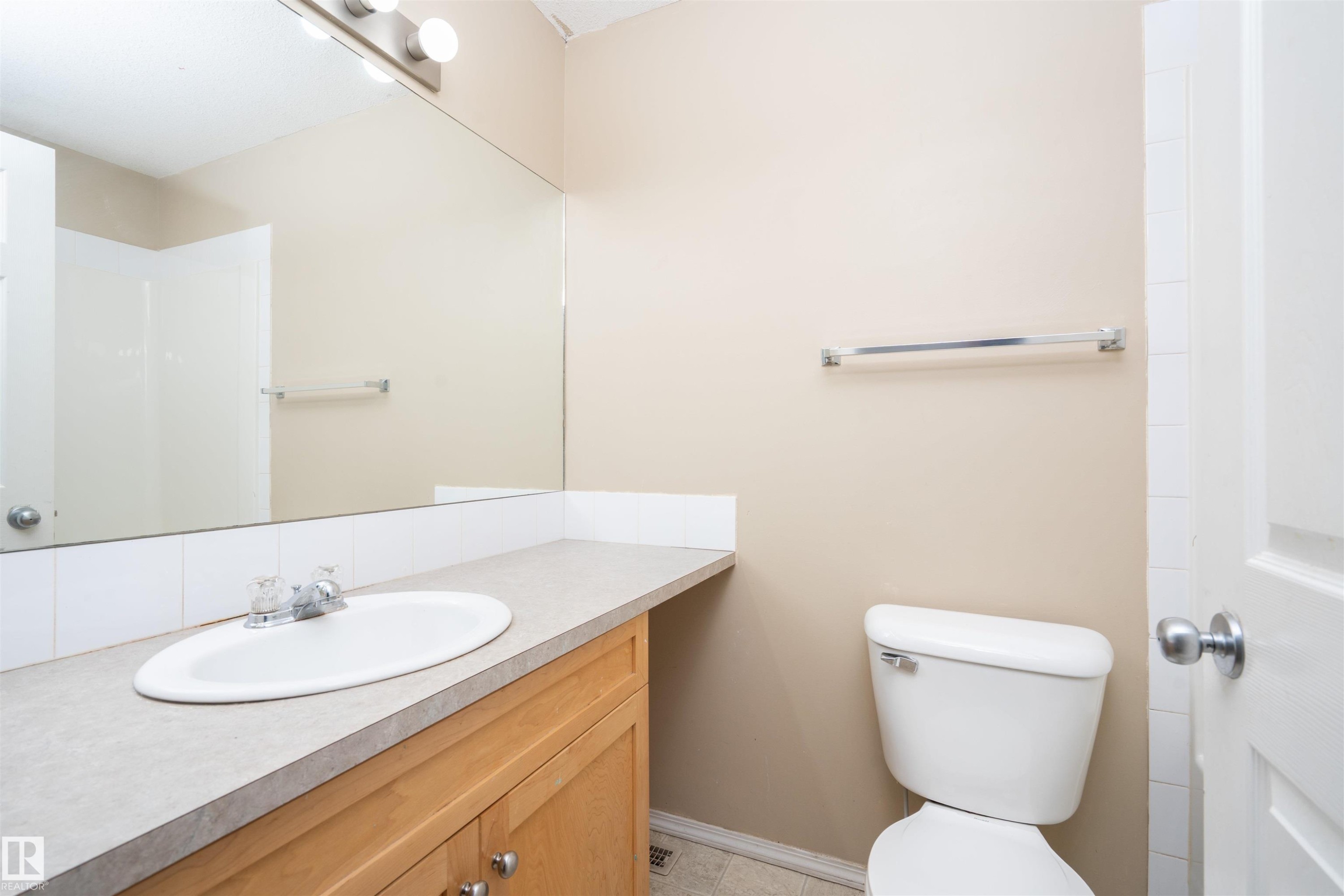 111 230 Edwards Drive, Edmonton, AB - Indoor Photo Showing Bathroom