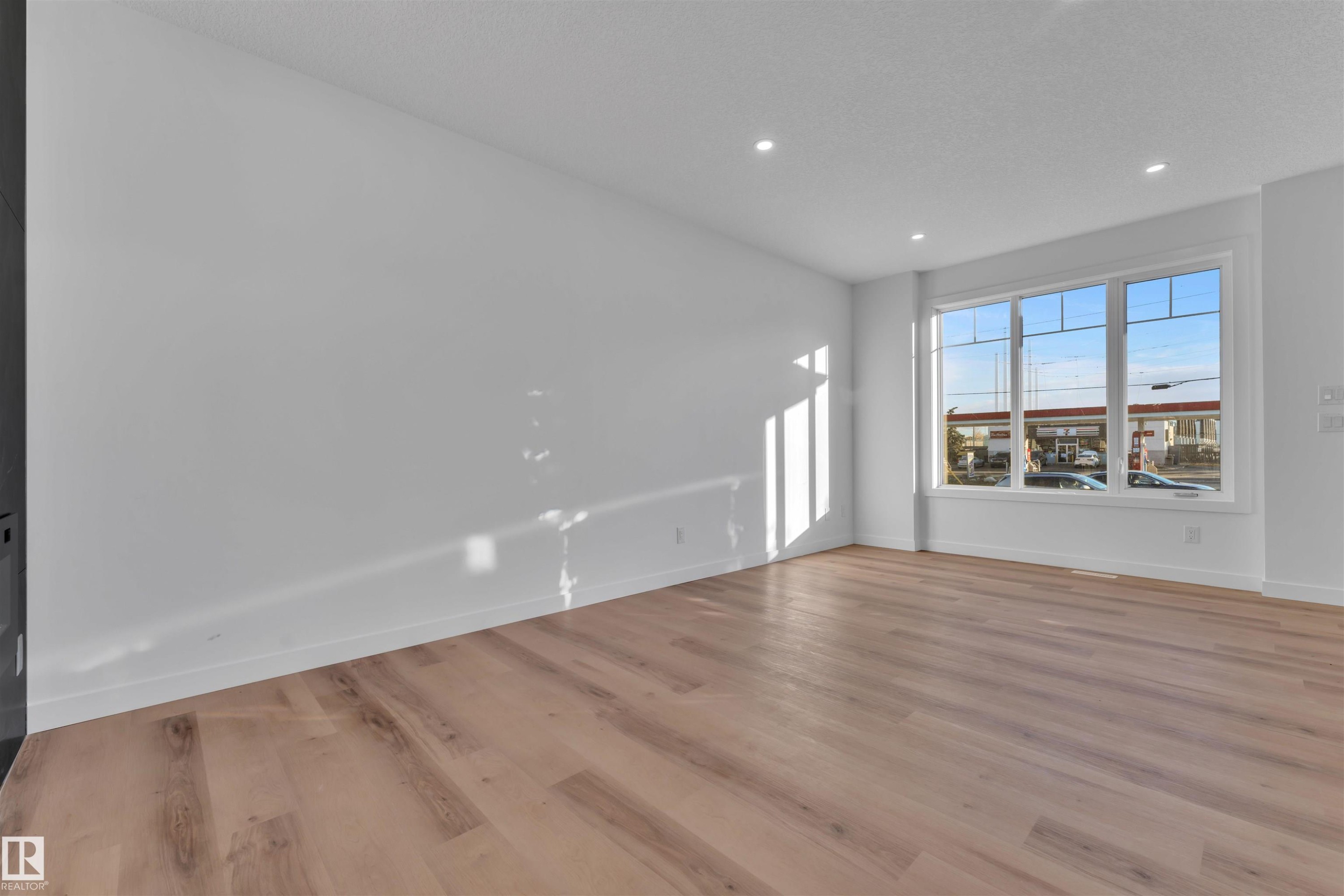 9652 63 Ave, Edmonton, AB - Indoor Photo Showing Other Room