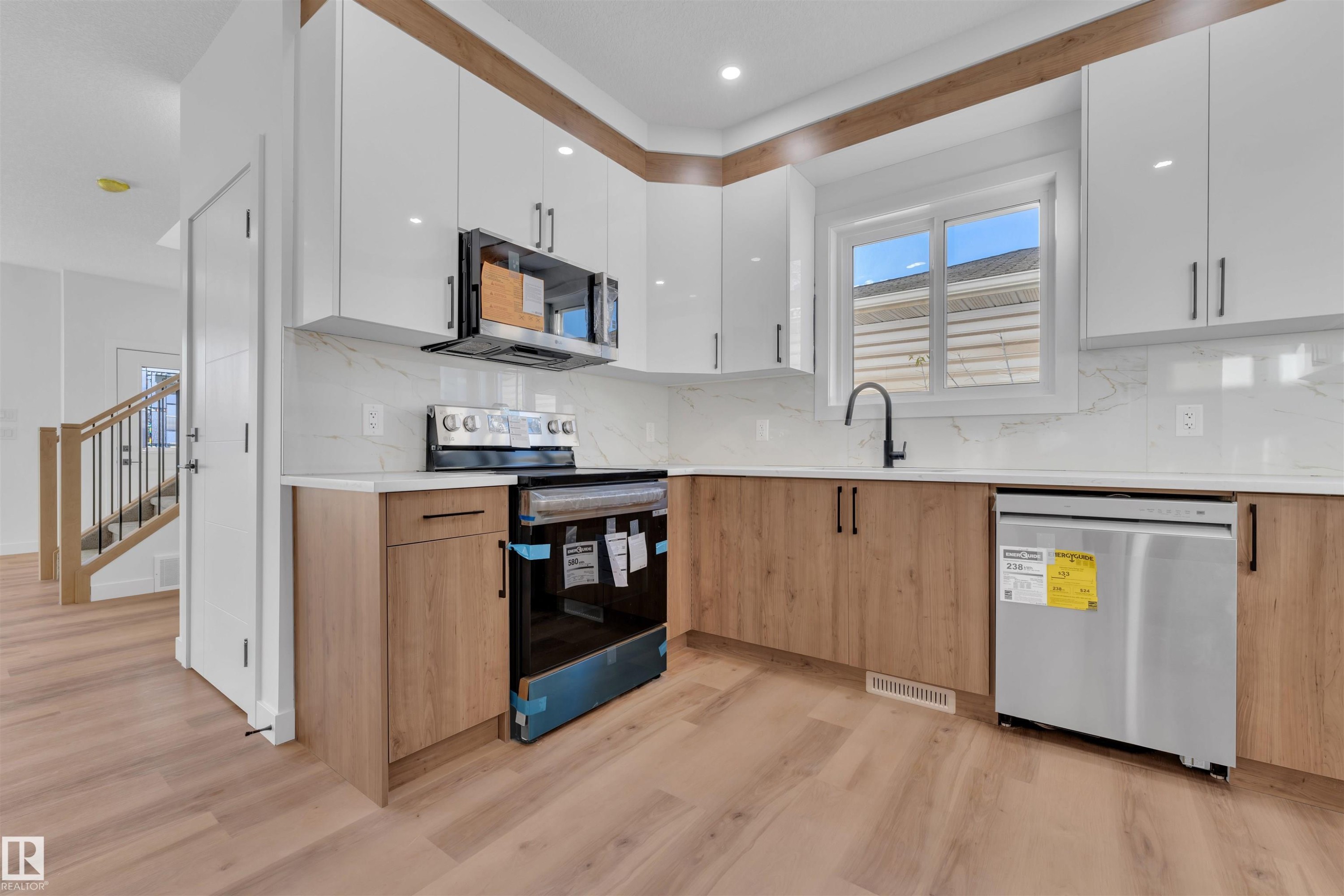 9652 63 Ave, Edmonton, AB - Indoor Photo Showing Kitchen