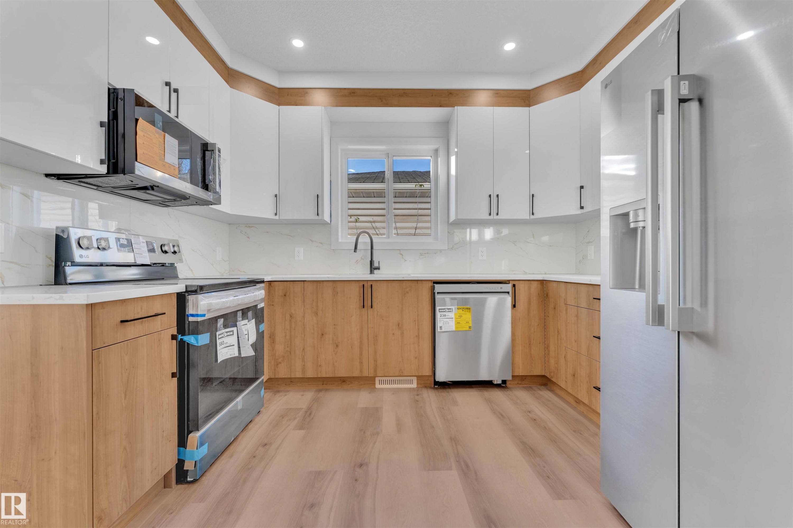 9652 63 Ave, Edmonton, AB - Indoor Photo Showing Kitchen With Upgraded Kitchen