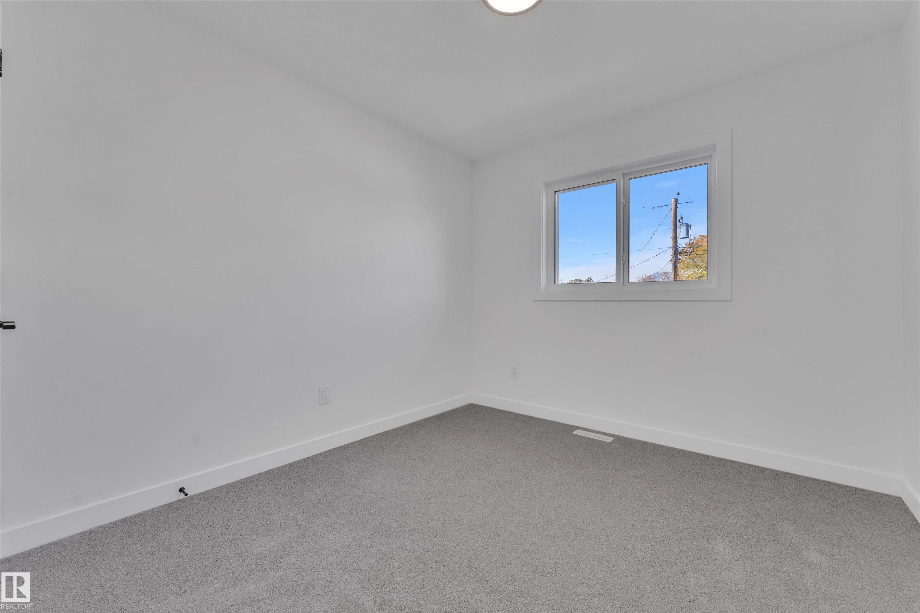 9652 63 Ave, Edmonton, AB - Indoor Photo Showing Other Room