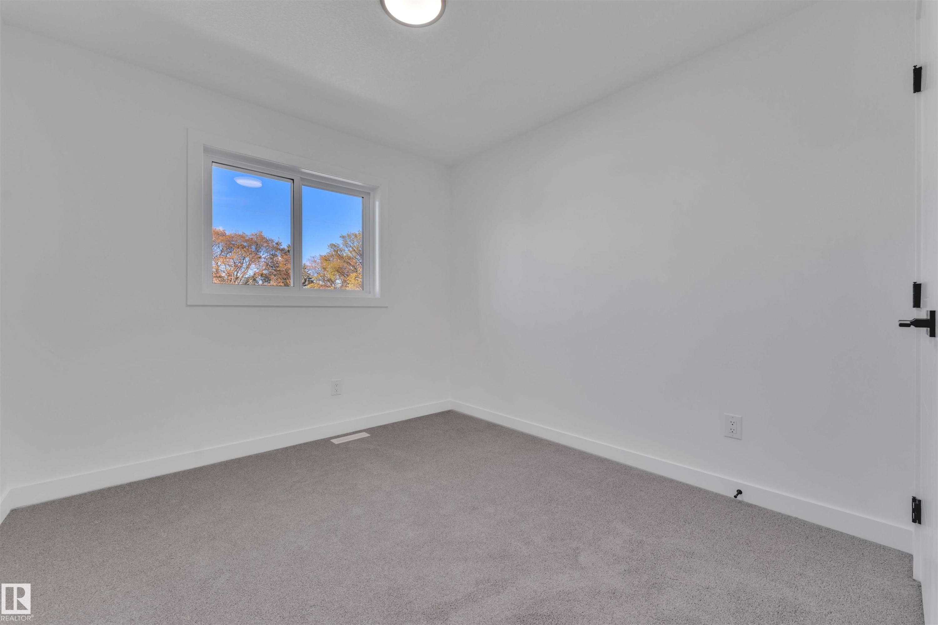 9652 63 Ave, Edmonton, AB - Indoor Photo Showing Other Room