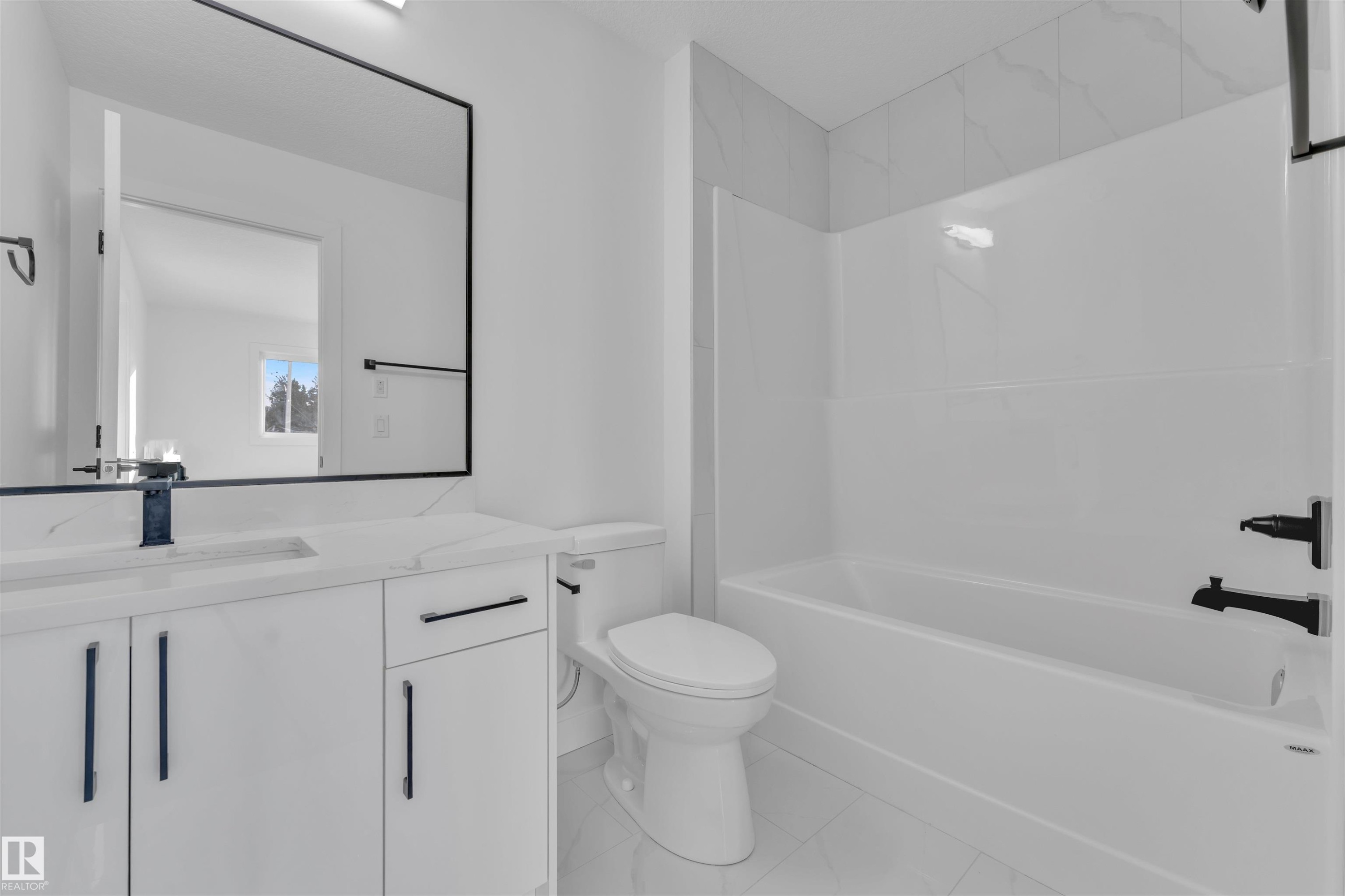 9652 63 Ave, Edmonton, AB - Indoor Photo Showing Bathroom