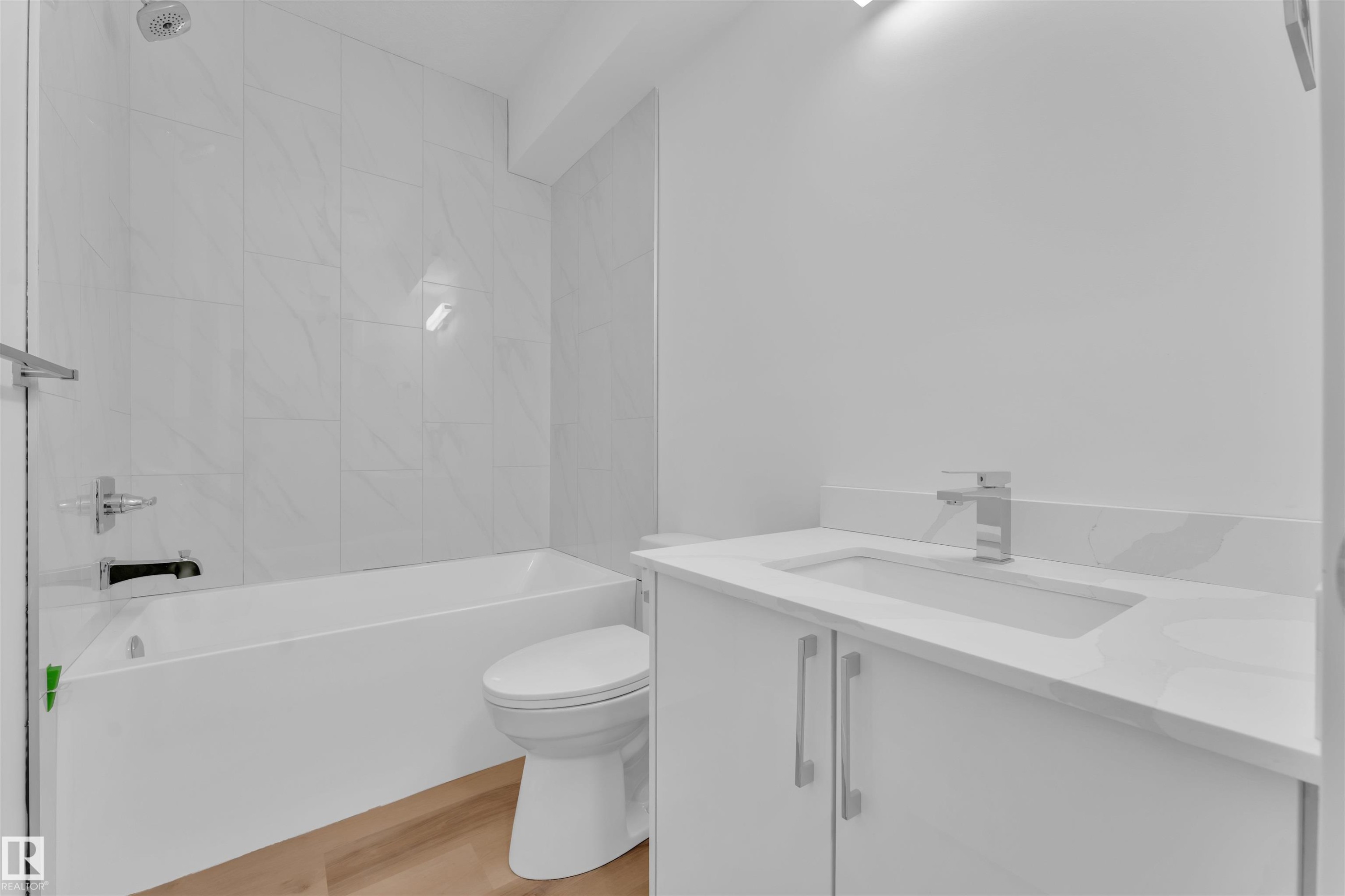 9652 63 Ave, Edmonton, AB - Indoor Photo Showing Bathroom