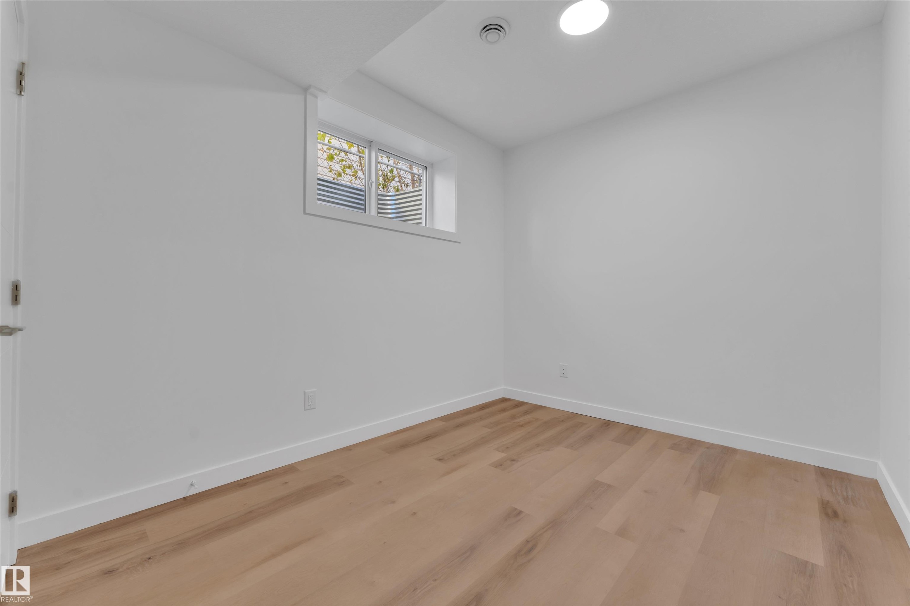 9652 63 Ave, Edmonton, AB - Indoor Photo Showing Other Room