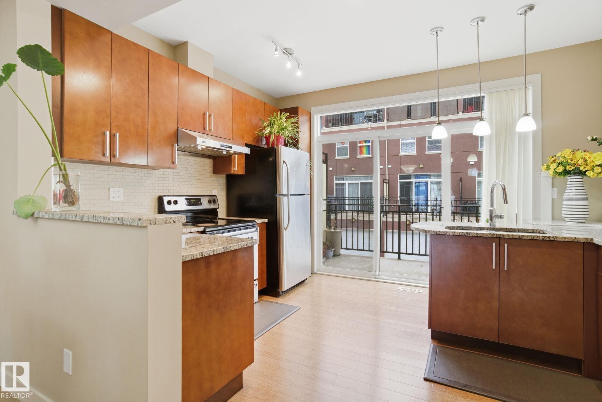 1633 Cunningham Way, Edmonton, AB - Indoor Photo Showing Kitchen