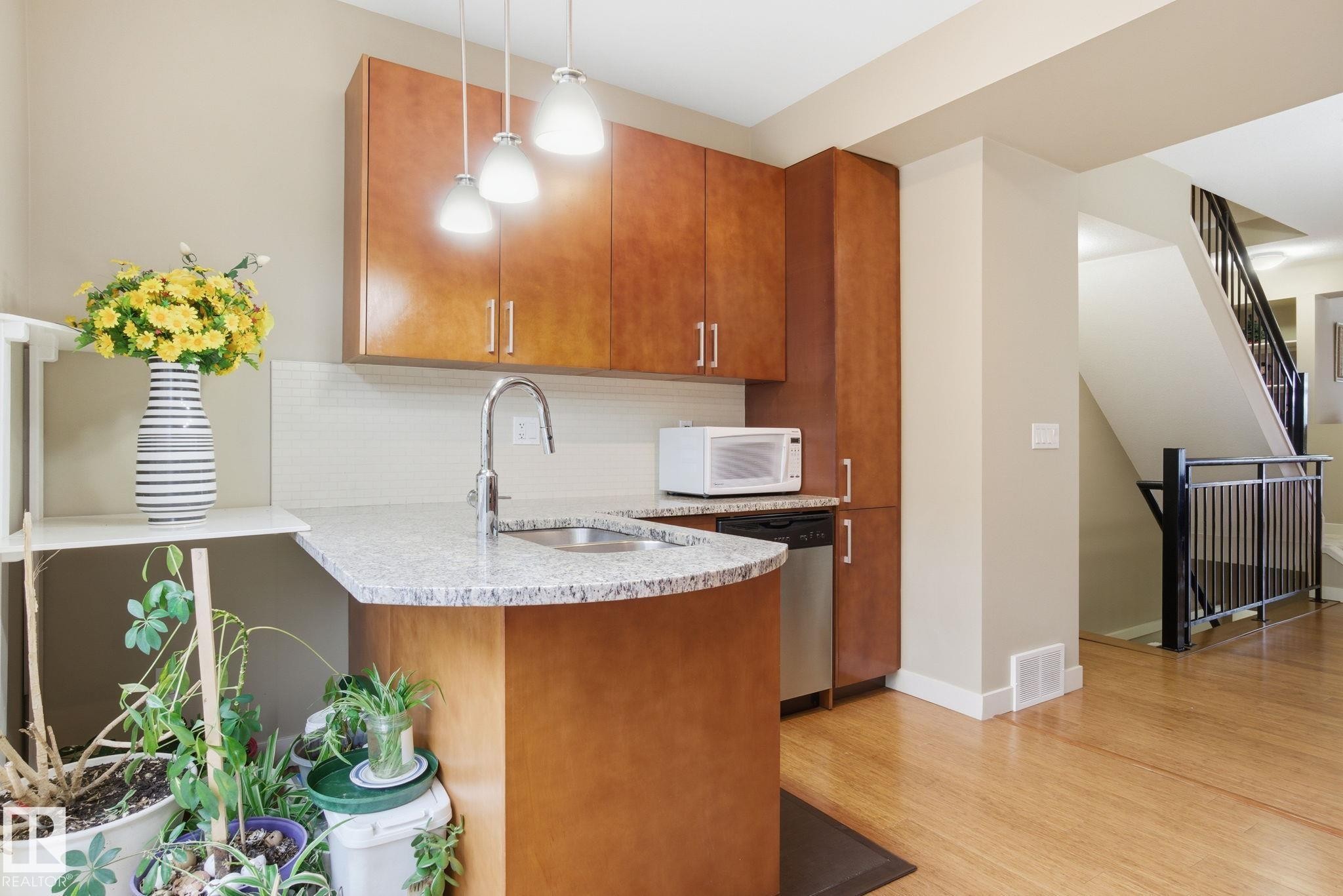 1633 Cunningham Way, Edmonton, AB - Indoor Photo Showing Kitchen