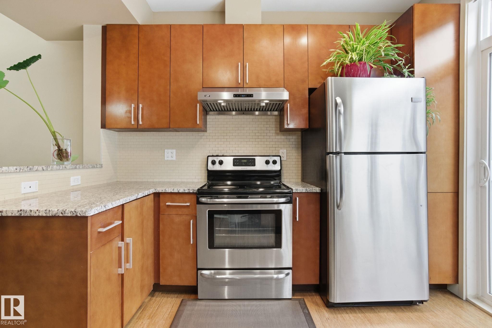 1633 Cunningham Way, Edmonton, AB - Indoor Photo Showing Kitchen With Stainless Steel Kitchen