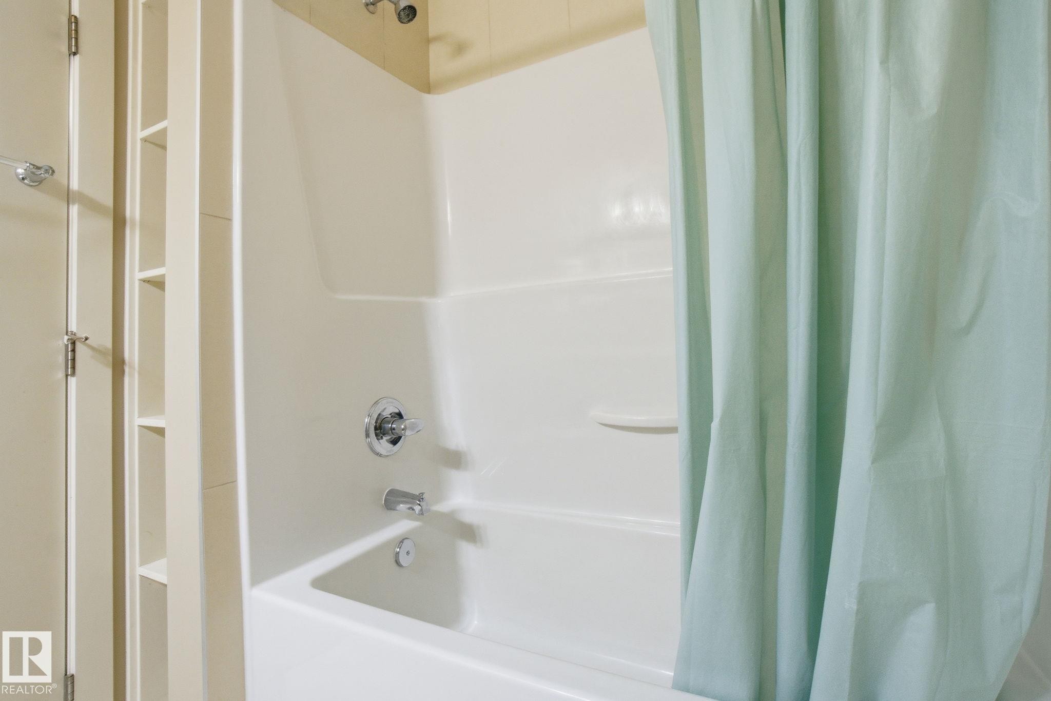 1633 Cunningham Way, Edmonton, AB - Indoor Photo Showing Bathroom