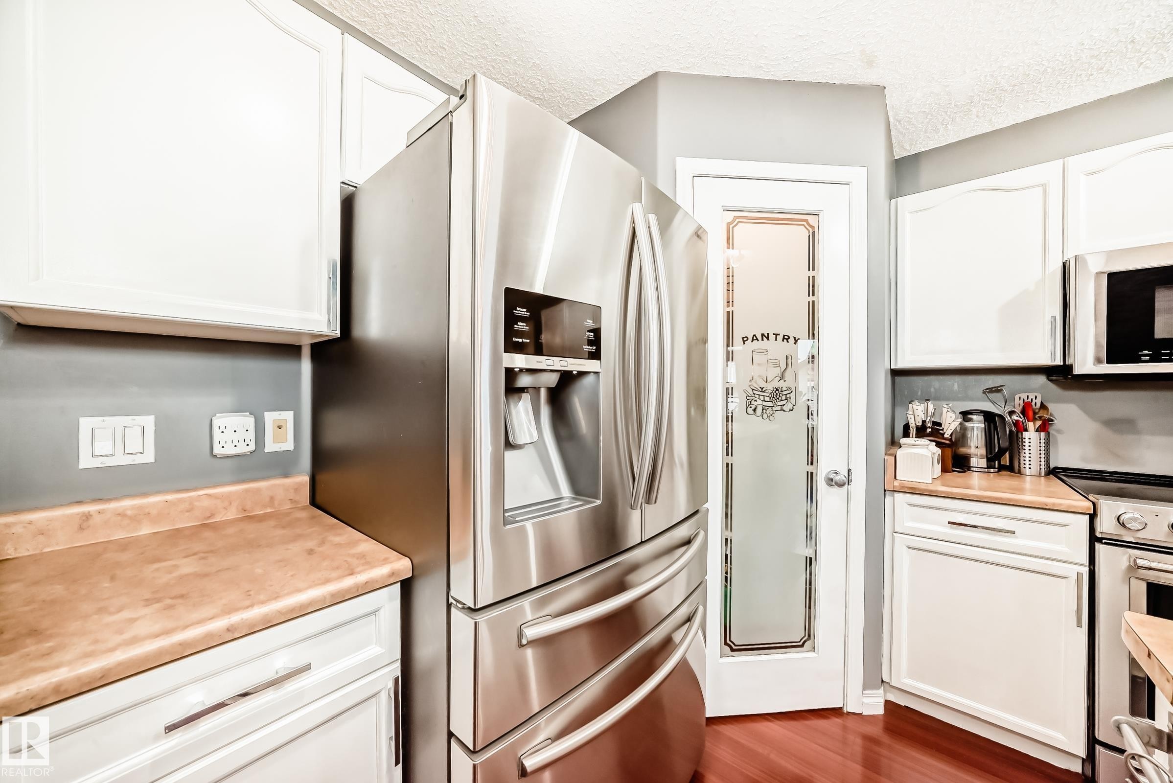 5819 Sutter Place, Edmonton, AB - Indoor Photo Showing Kitchen